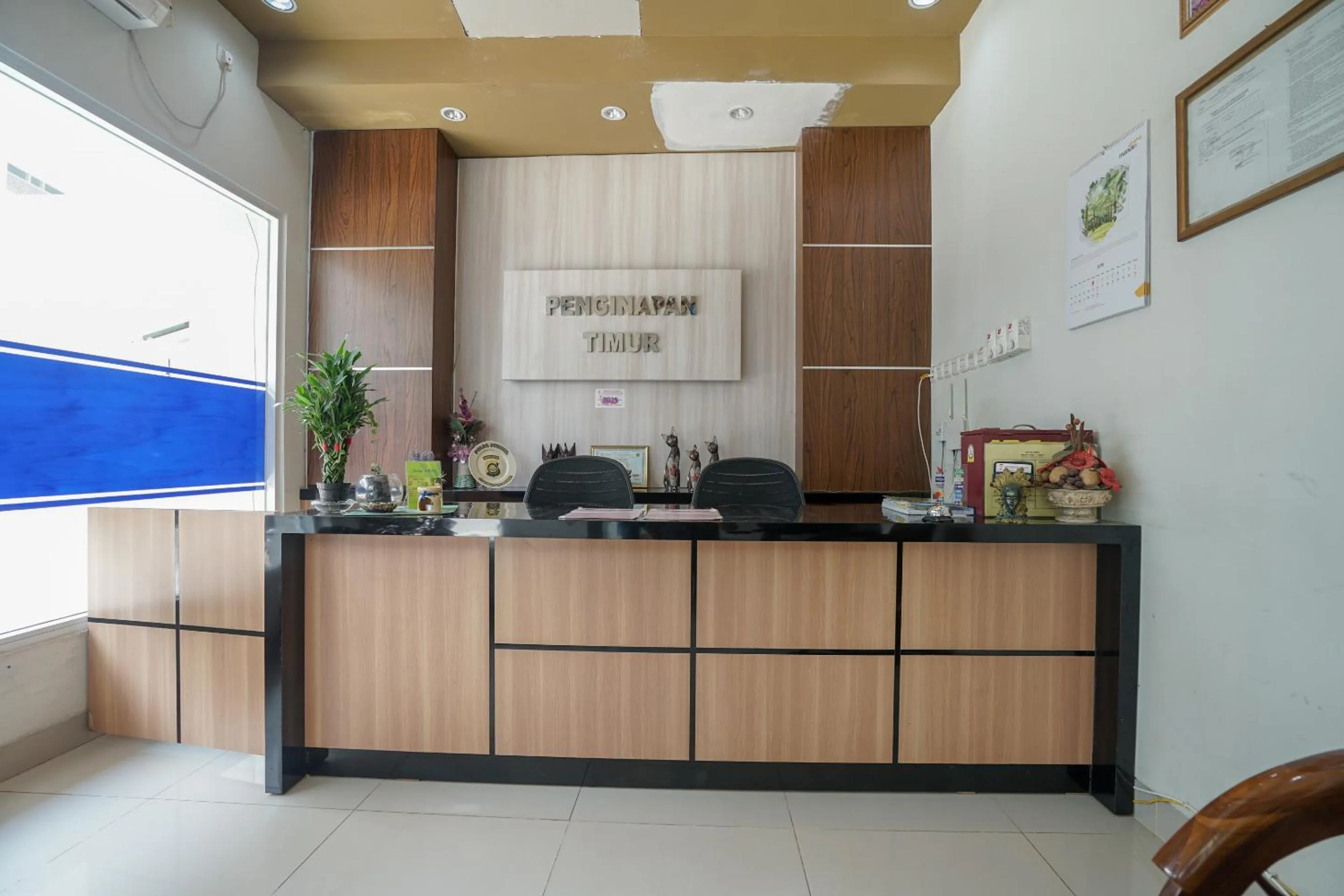 Lobby or reception in RedDoorz Plus near Palembang Airport 3