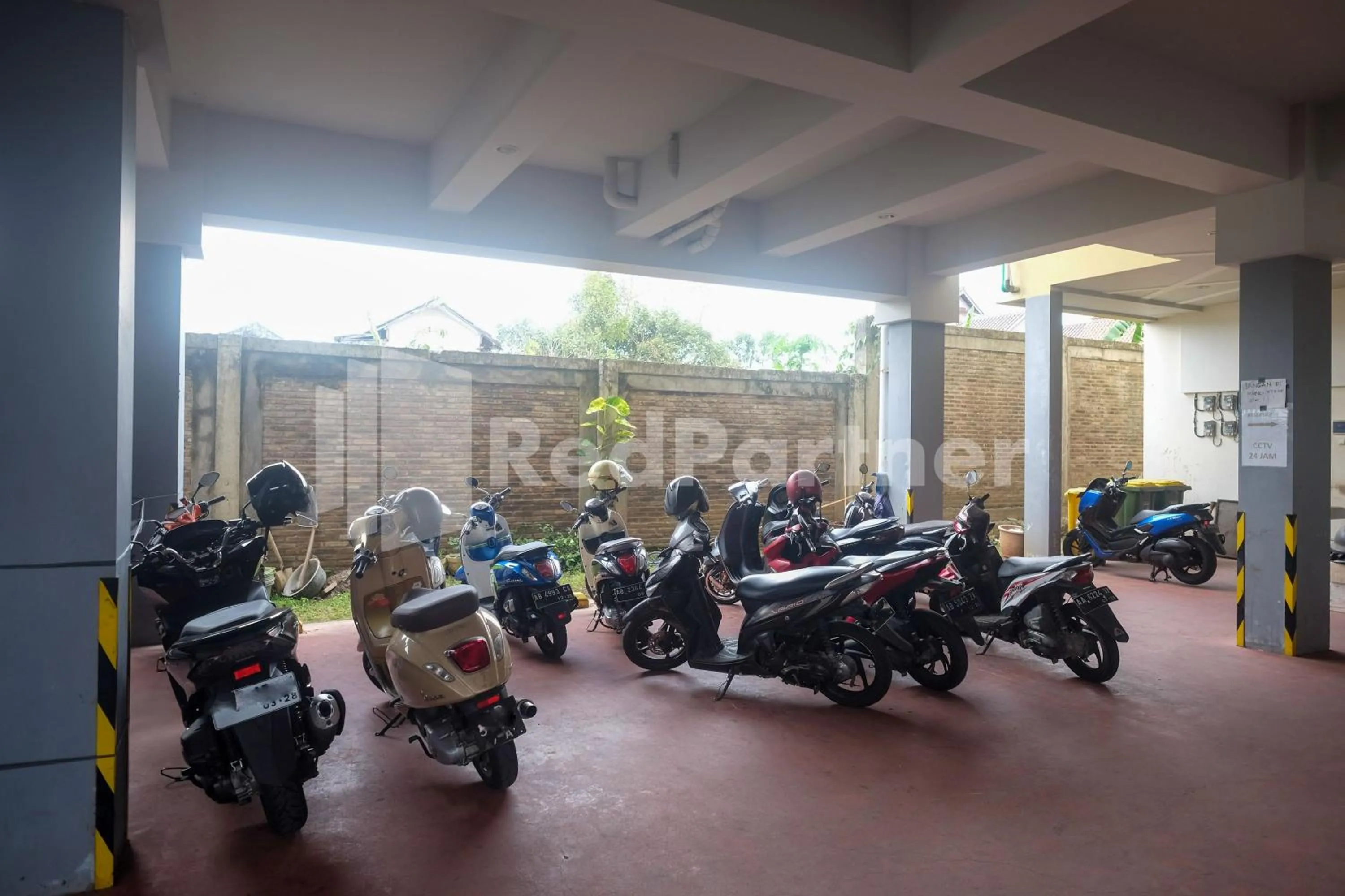 Parking in Garuda Guesthouse Yogyakarta RedPartner