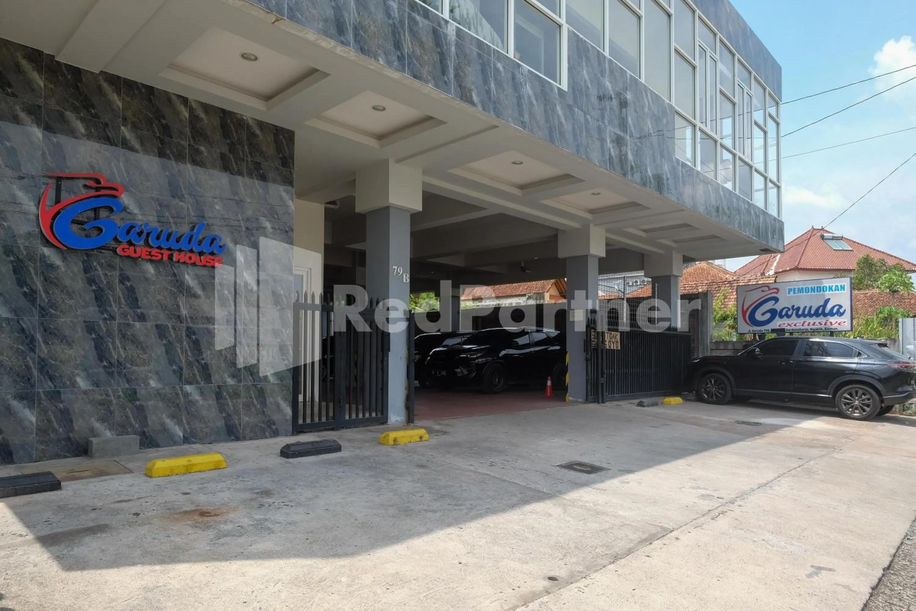 Property building in Garuda Guesthouse Yogyakarta RedPartner