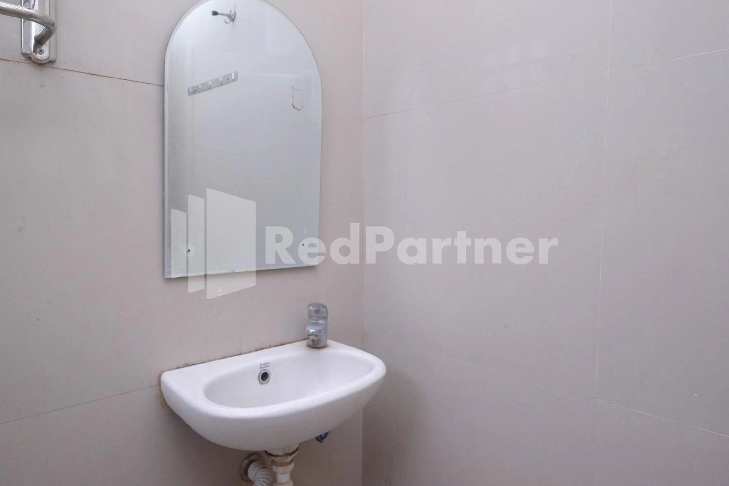 Bathroom in Garuda Guesthouse Yogyakarta RedPartner