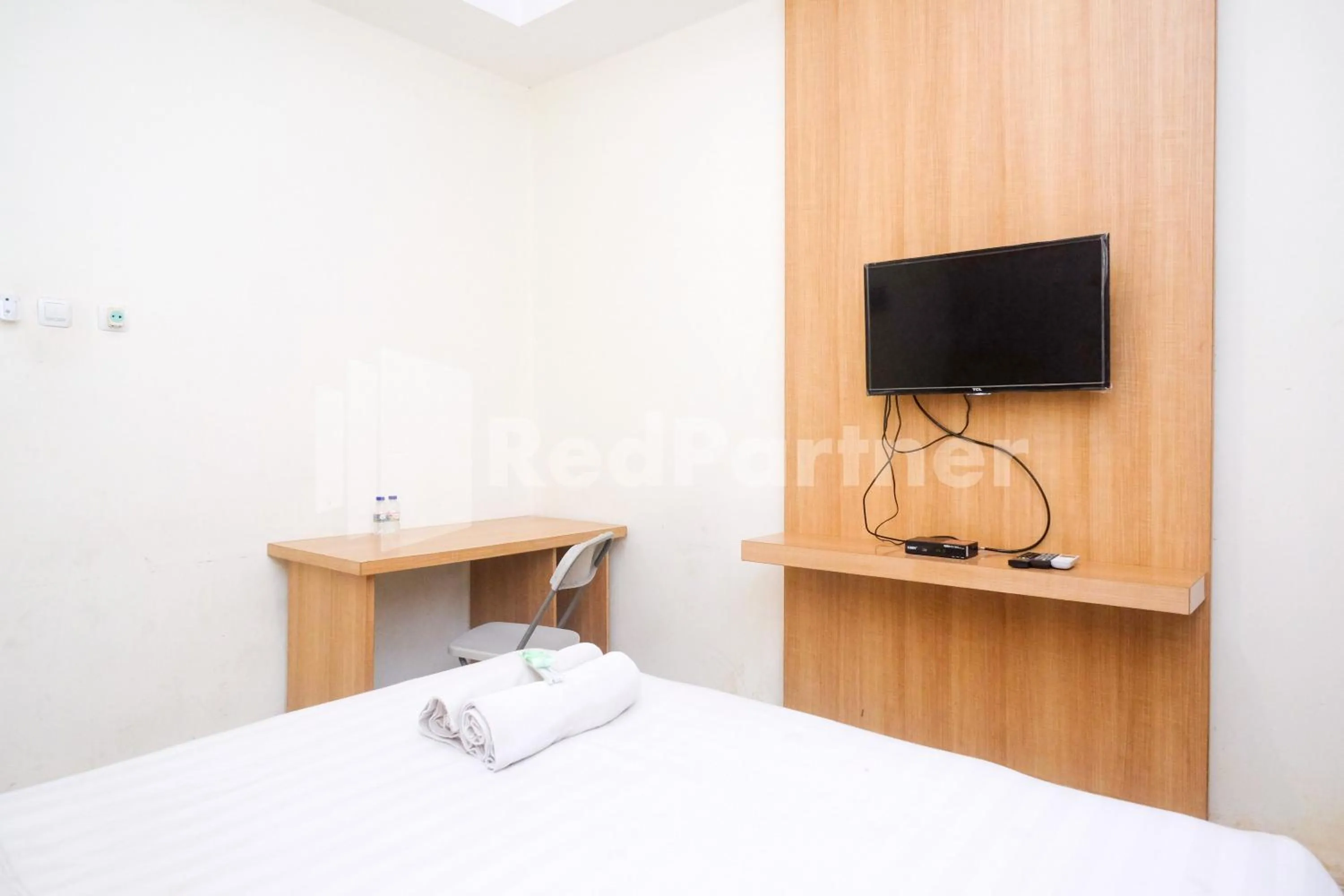TV and multimedia, Bed in Garuda Guesthouse Yogyakarta RedPartner