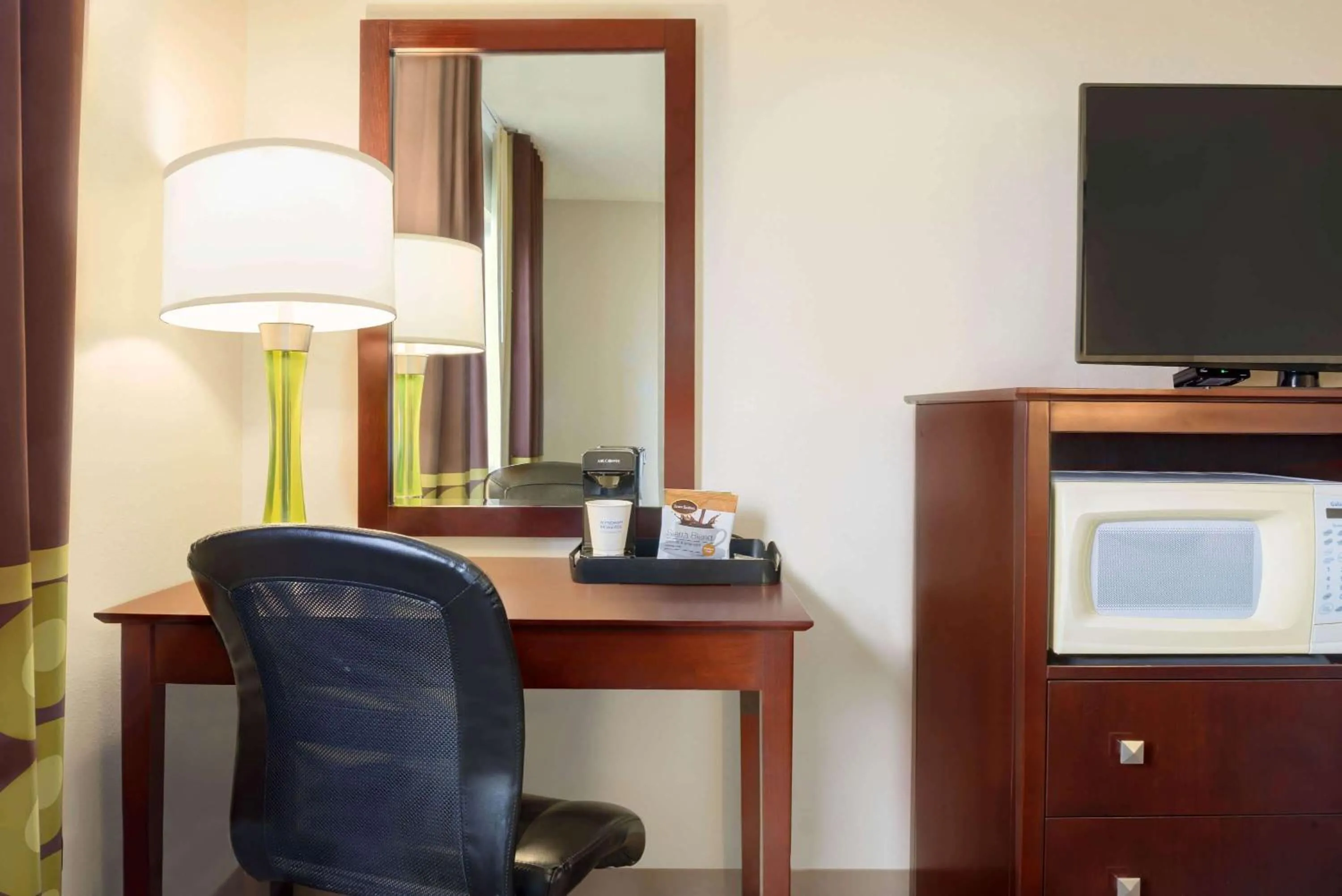 Photo of the whole room in Super 8 by Wyndham Bethany MO