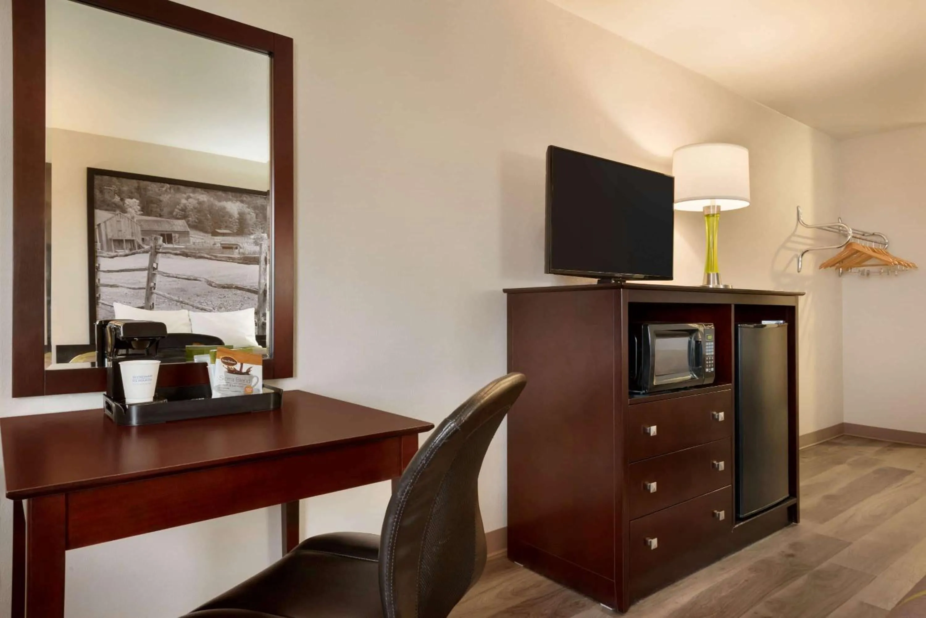 Photo of the whole room in Super 8 by Wyndham Bethany MO