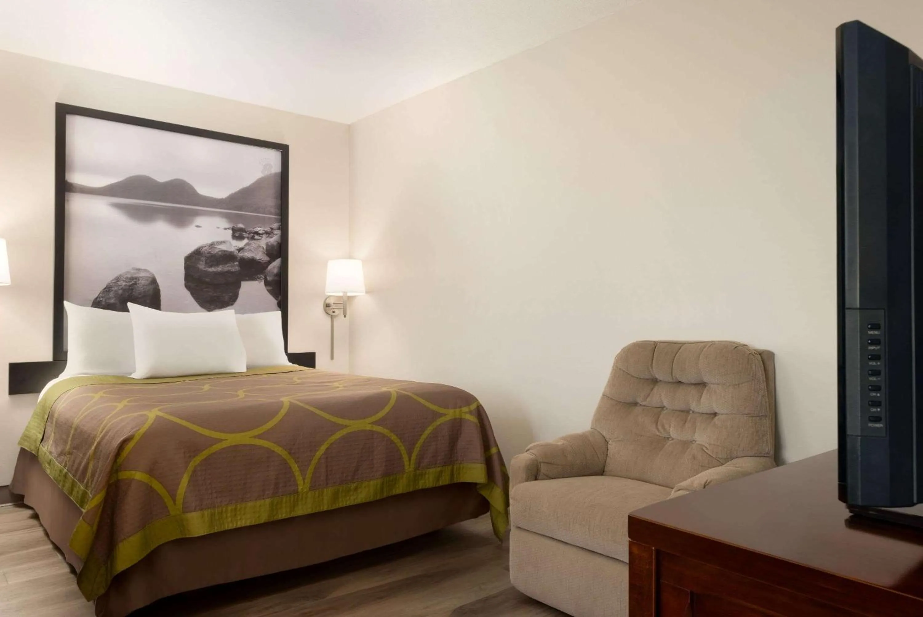 Photo of the whole room, Bed in Super 8 by Wyndham Bethany MO