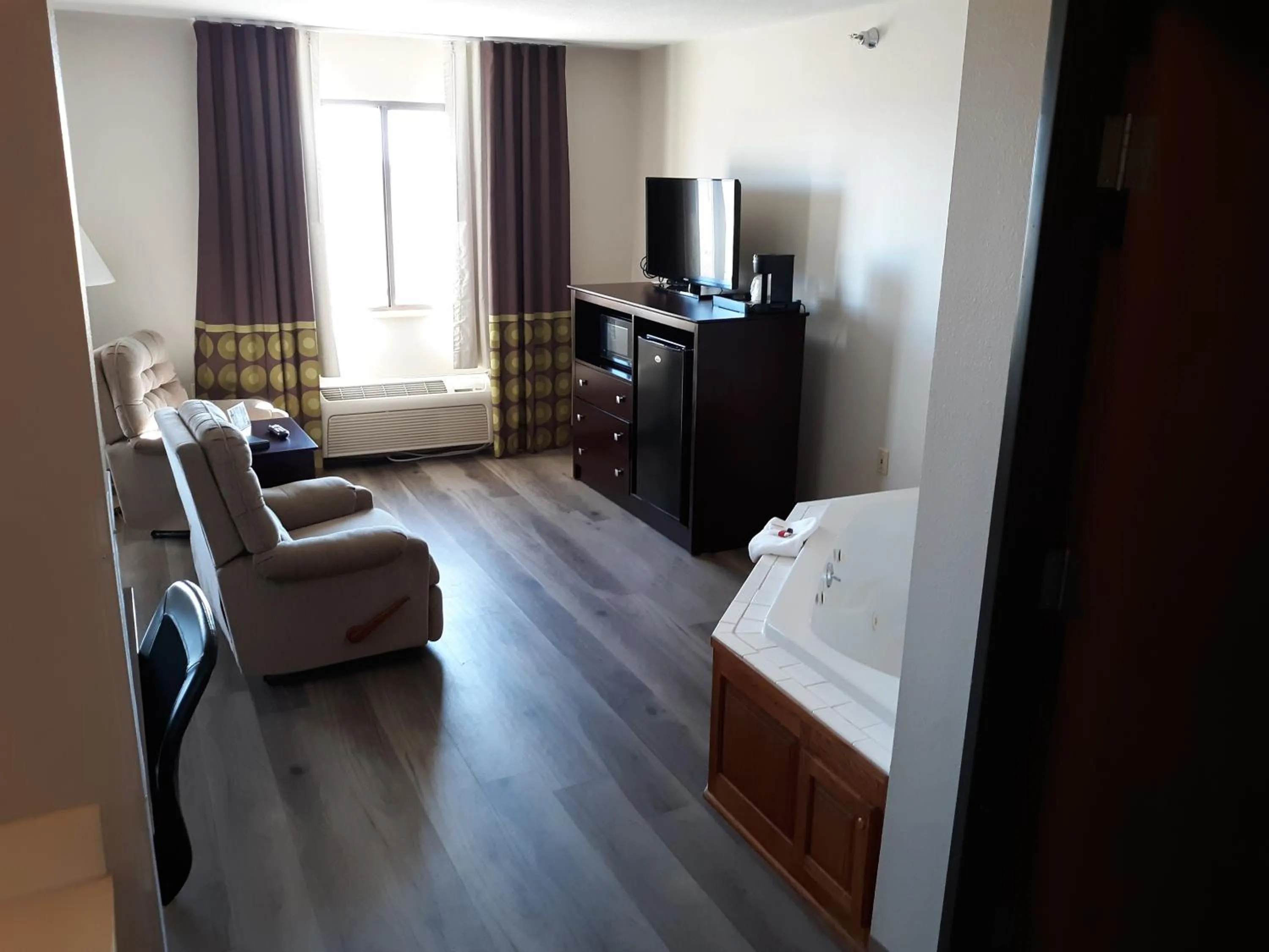 Living room, Bed in Super 8 by Wyndham Bethany MO