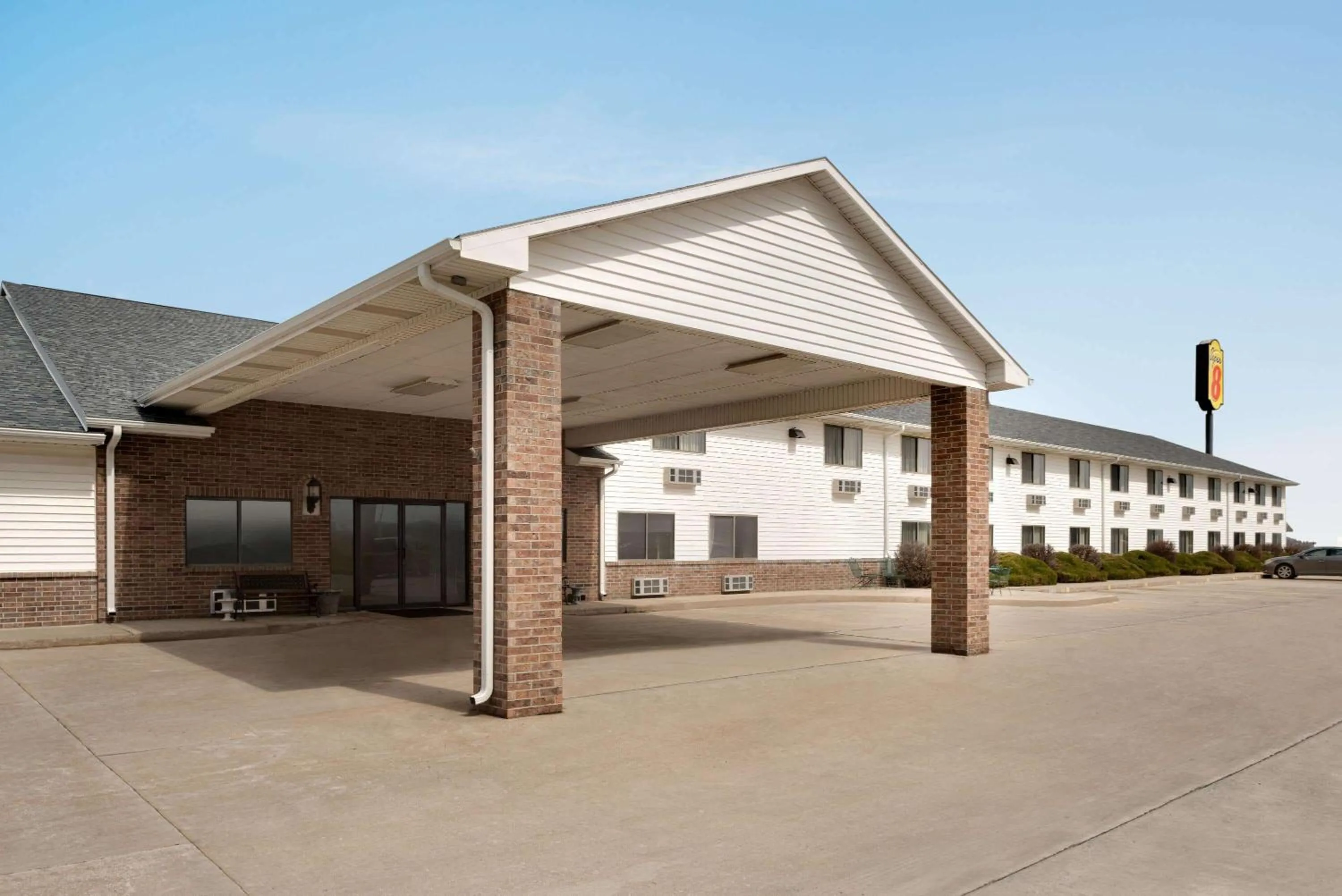 Property building in Super 8 by Wyndham Bethany MO
