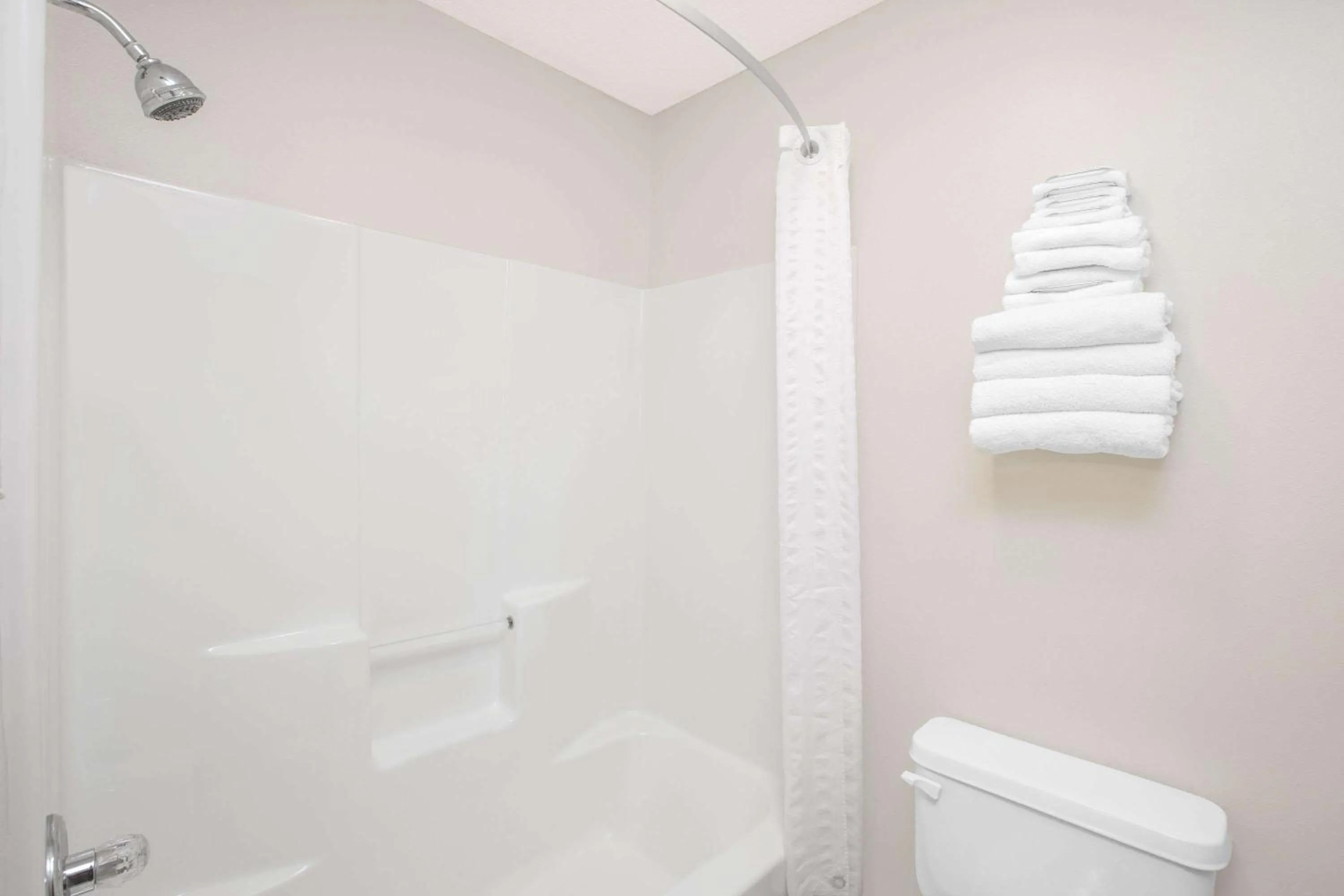 Bathroom in Super 8 by Wyndham Bethany MO