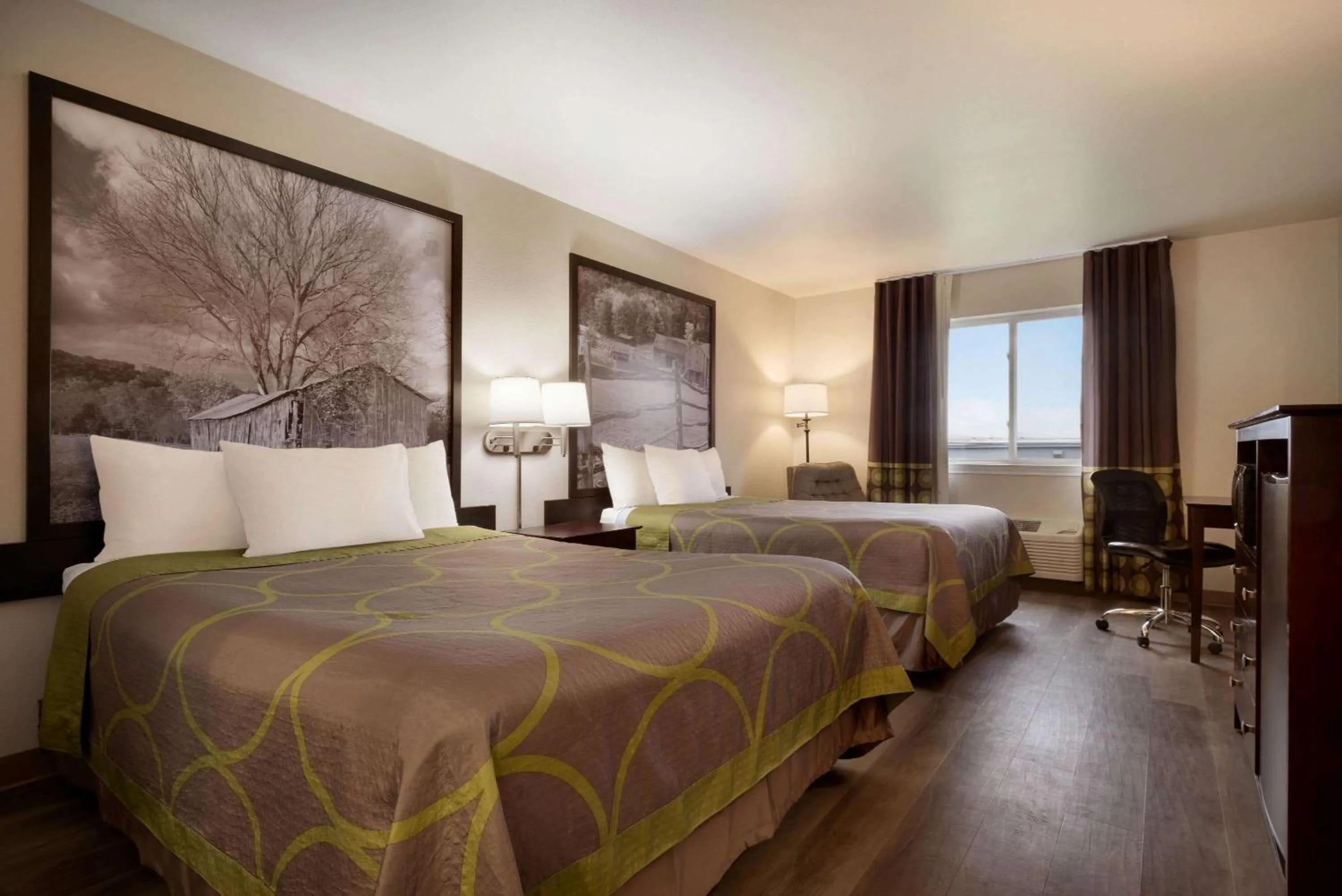 Photo of the whole room, Bed in Super 8 by Wyndham Bethany MO