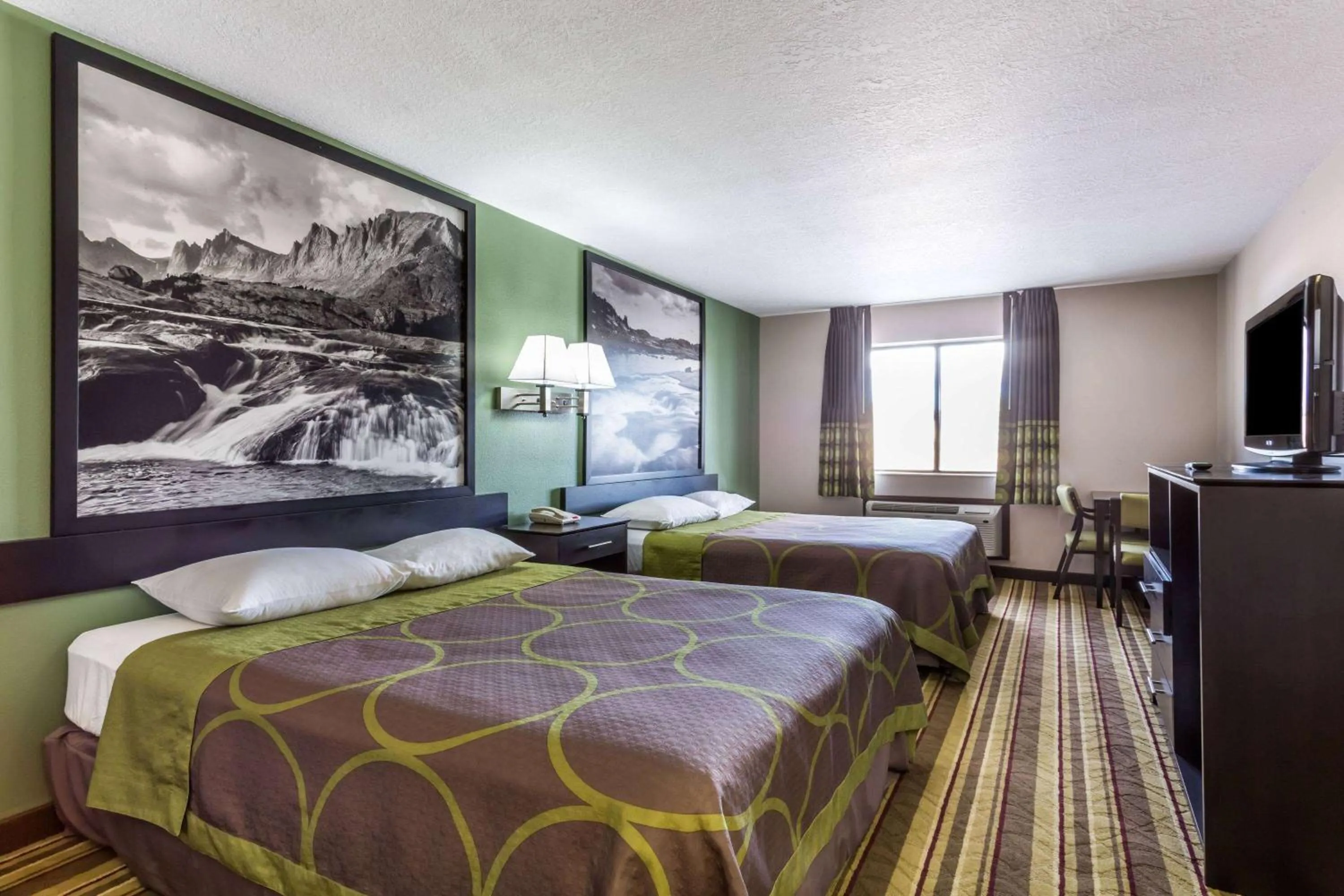 Photo of the whole room, Bed in Super 8 by Wyndham Rock Springs