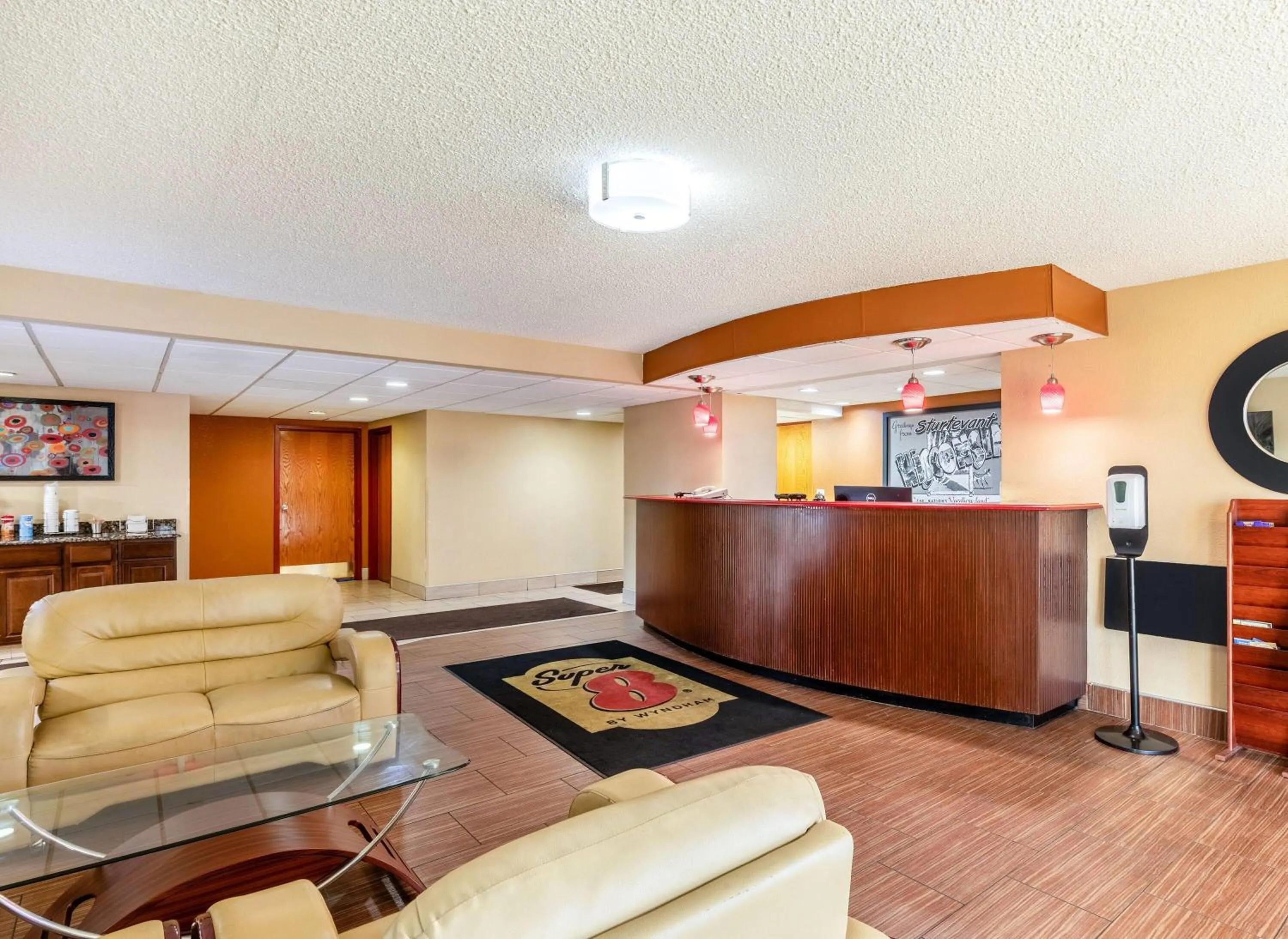 Lobby or reception in Super 8 by Wyndham Sturtevant Racine