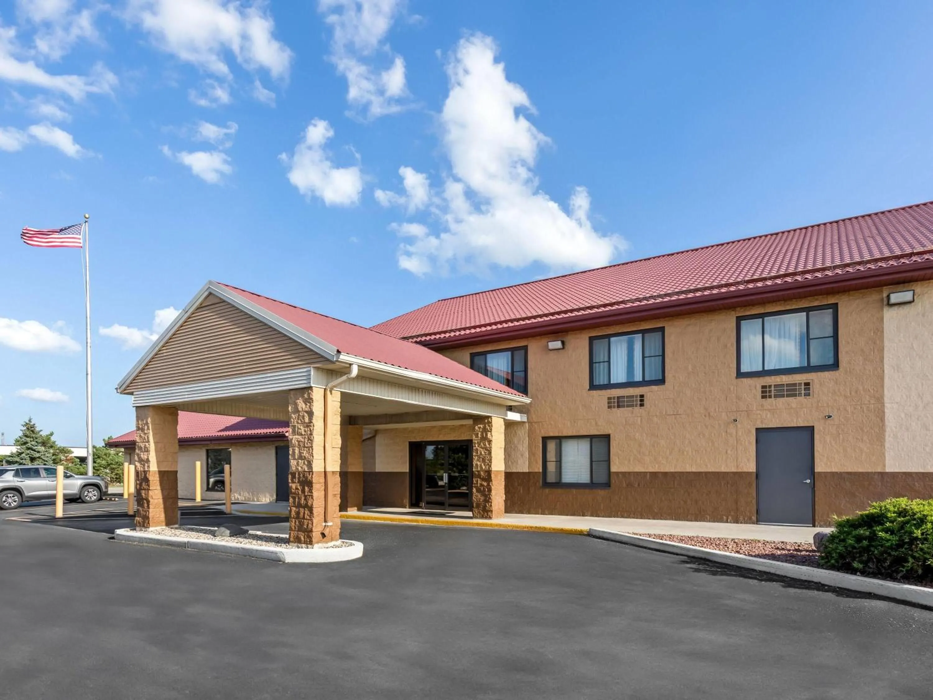 Property building in Super 8 by Wyndham Sturtevant Racine