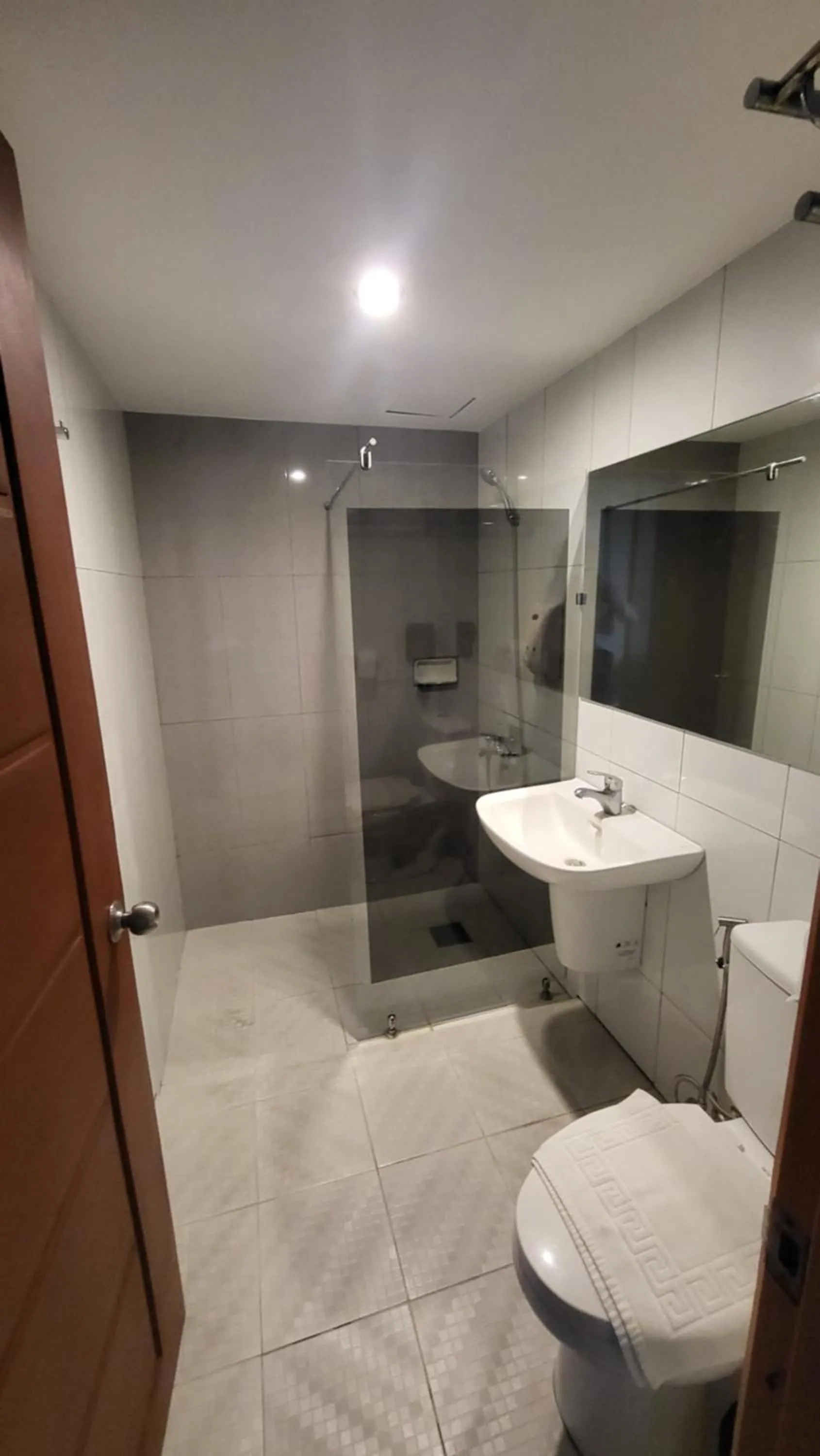 Toilet in DG Grami Hotel