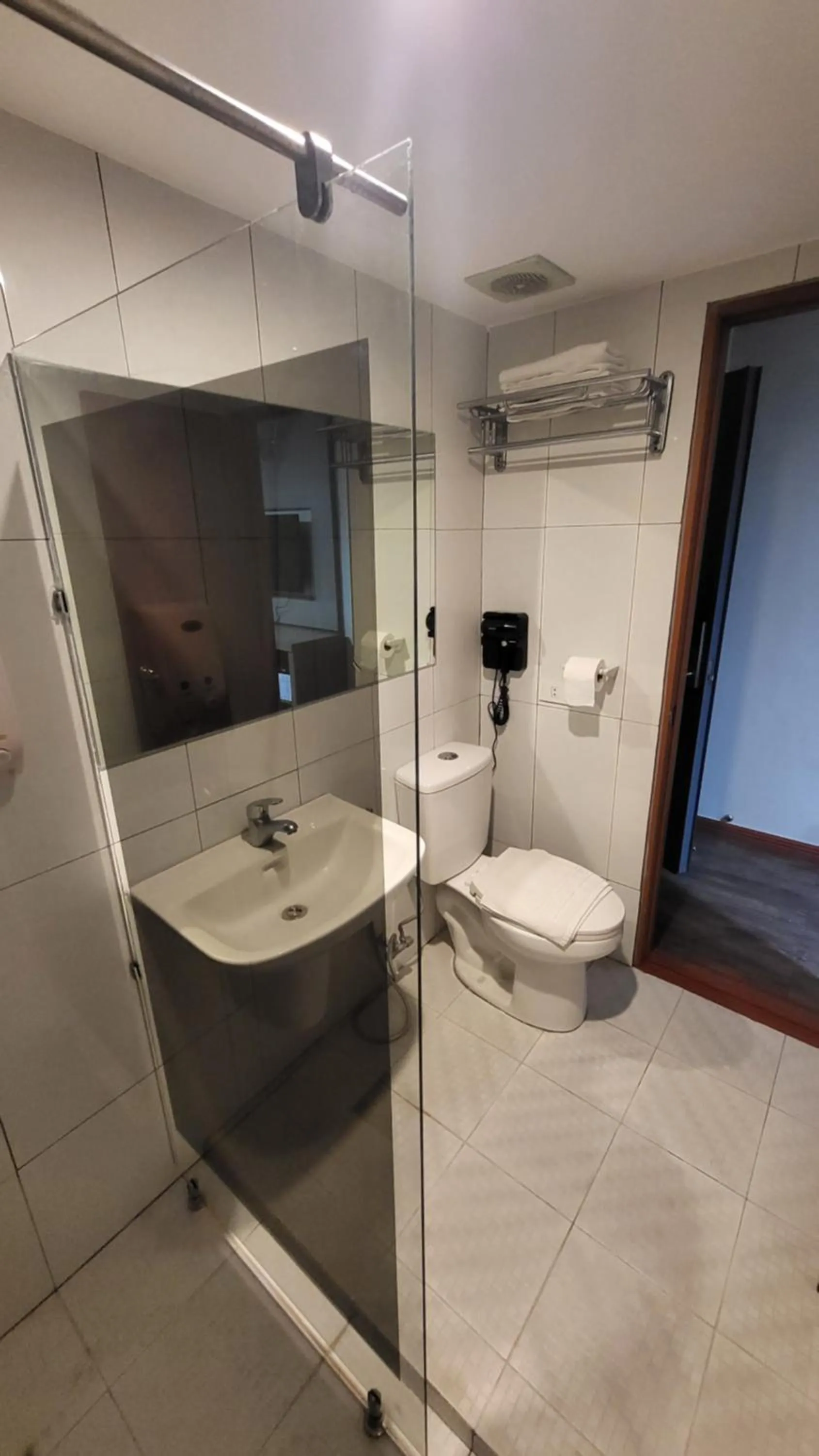 Toilet in DG Grami Hotel