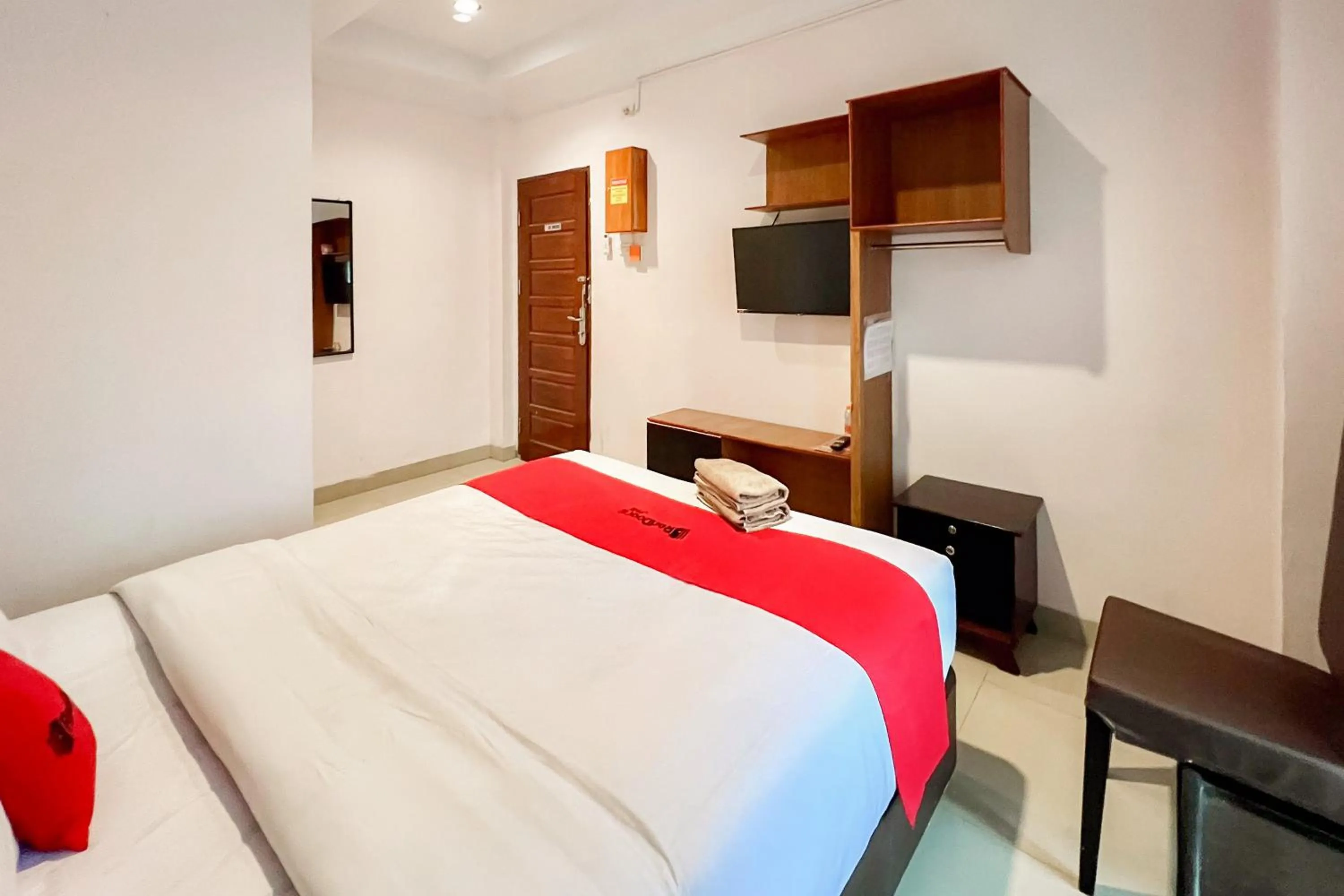 Bedroom, Bed in RedDoorz at Vania Residence Medan
