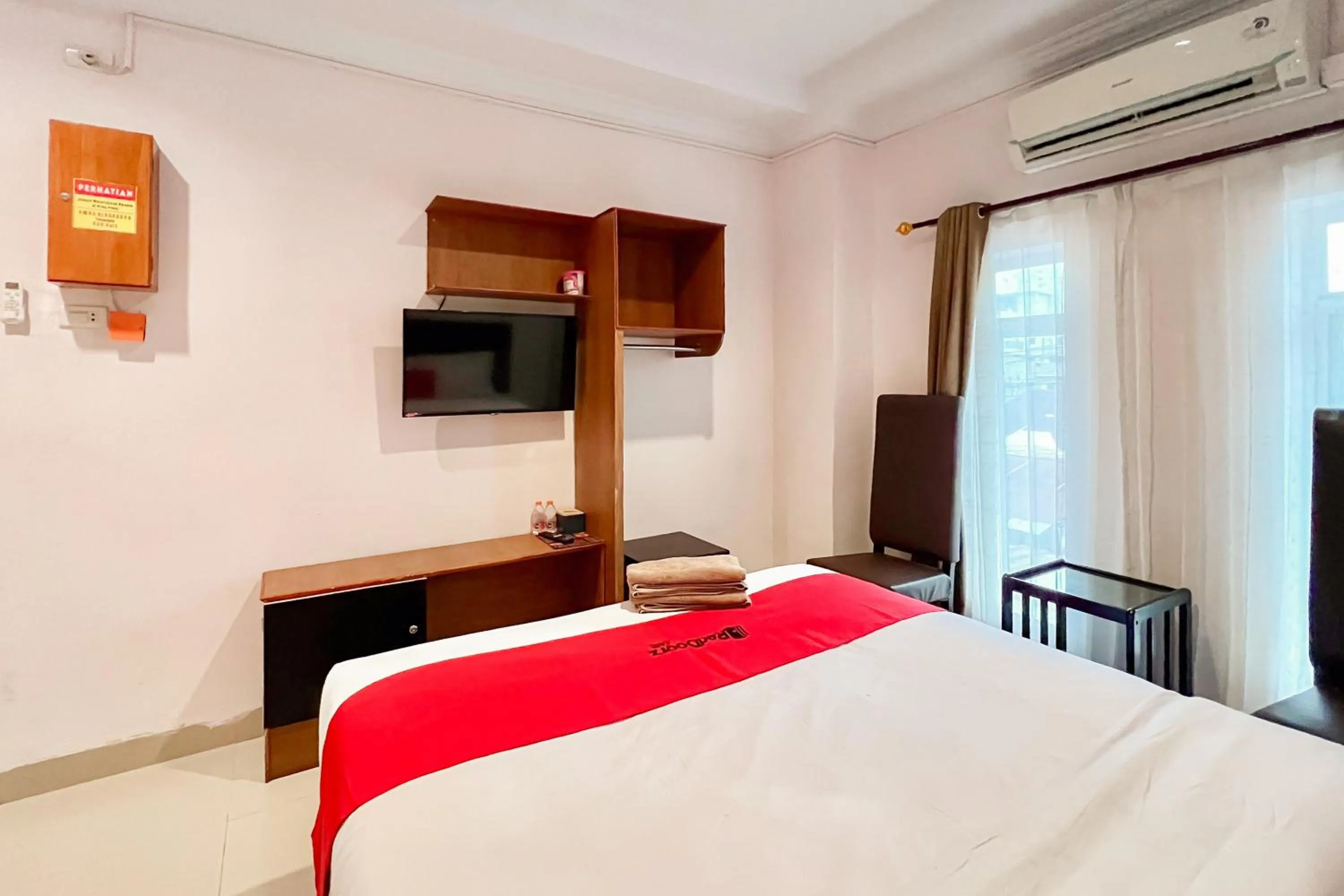 Bedroom, Bed in RedDoorz at Vania Residence Medan