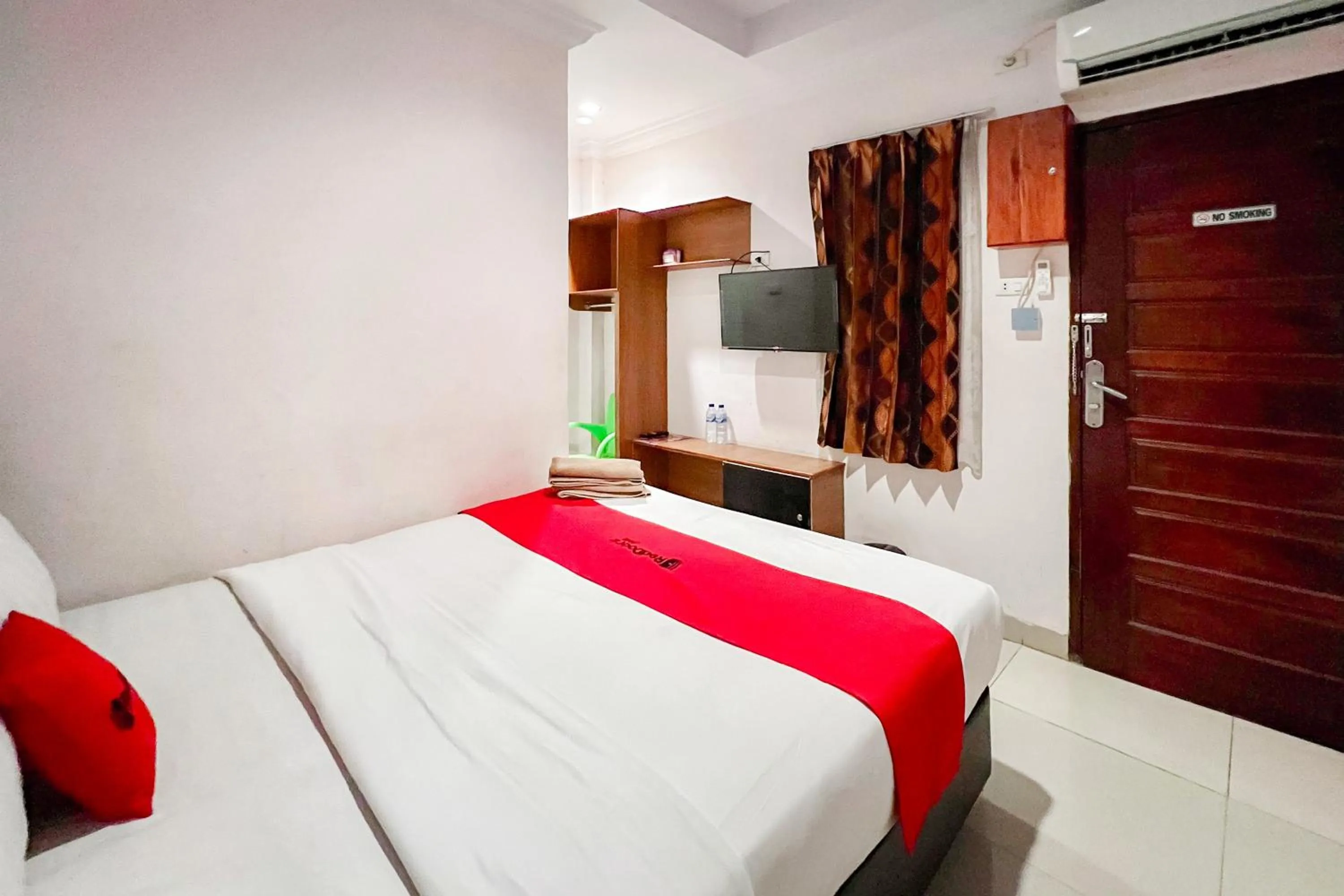 Bedroom, Bed in RedDoorz at Vania Residence Medan
