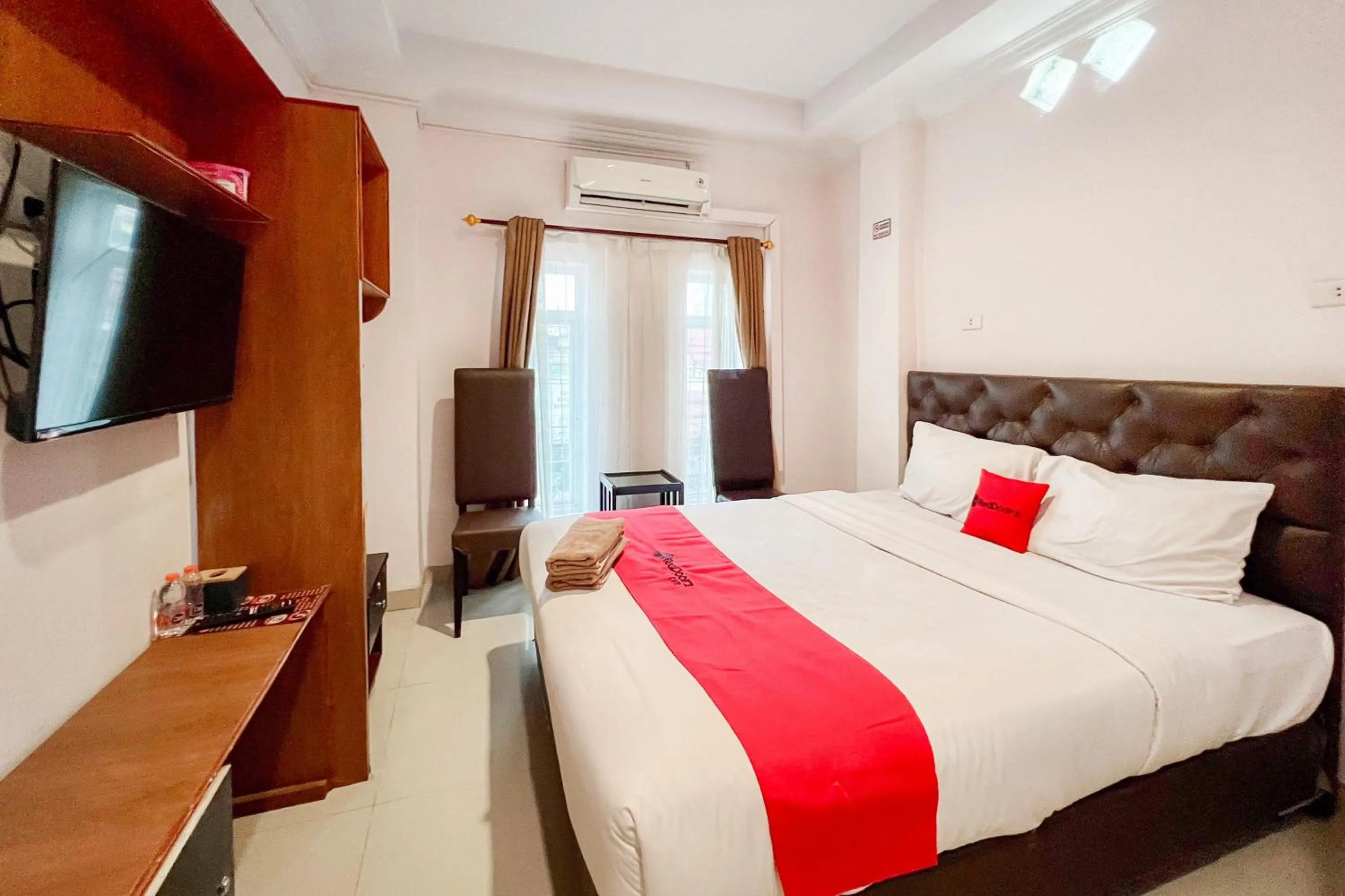 Bedroom, Bed in RedDoorz at Vania Residence Medan