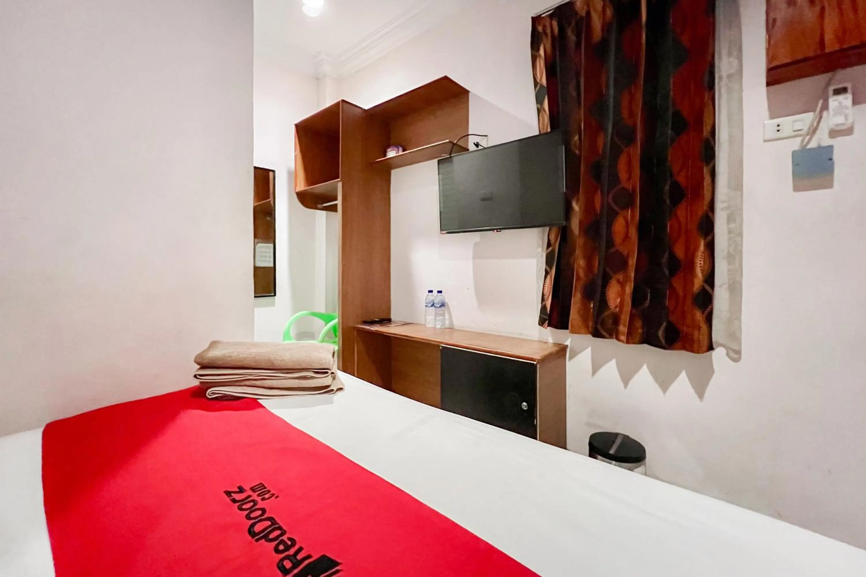 Bedroom in RedDoorz at Vania Residence Medan