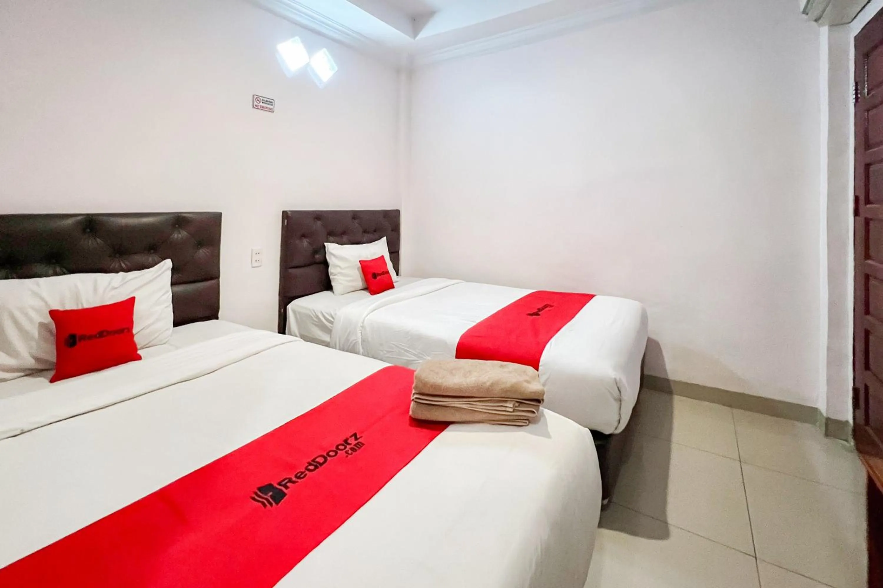 Bedroom, Bed in RedDoorz at Vania Residence Medan