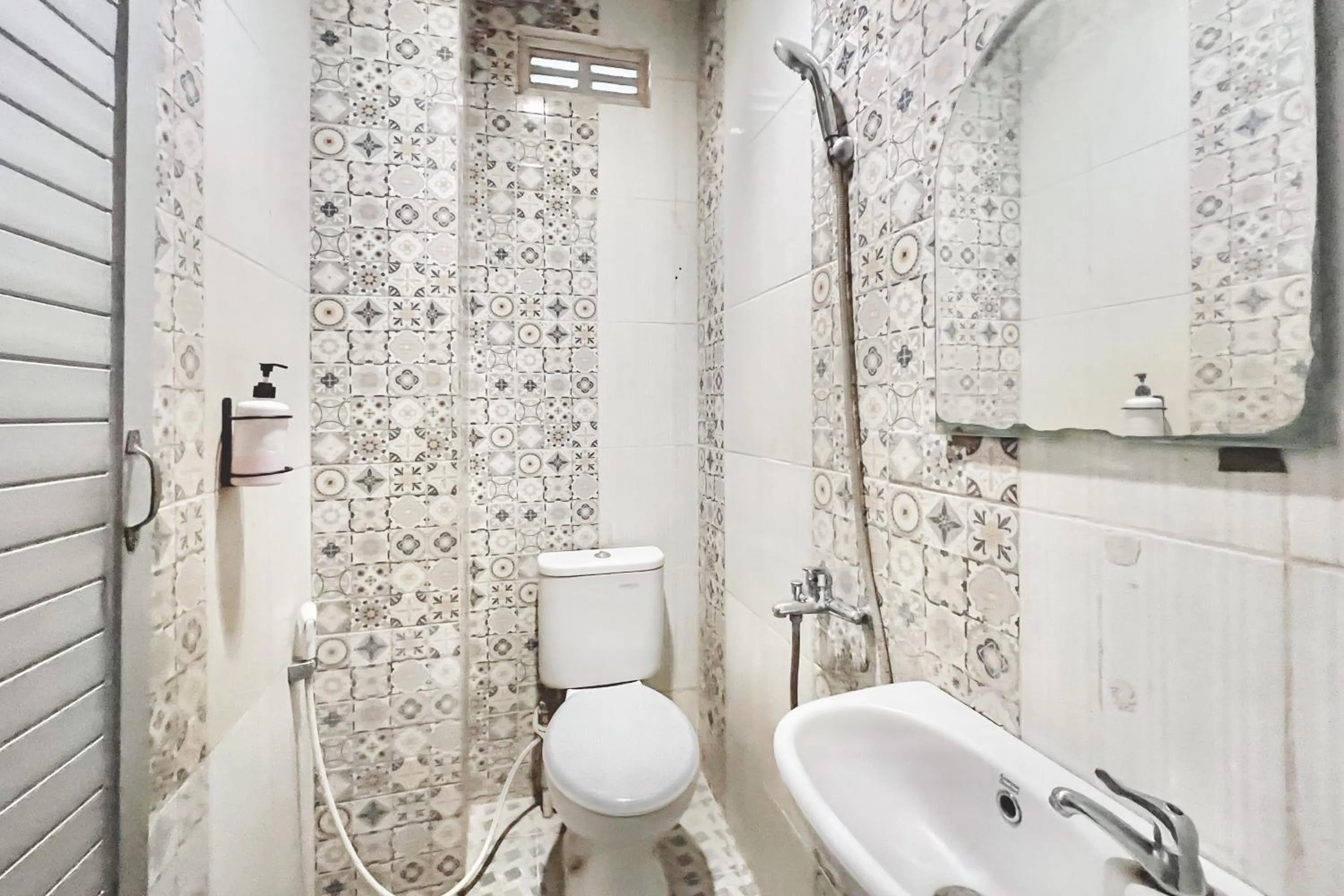 Bathroom in RedDoorz at Vania Residence Medan