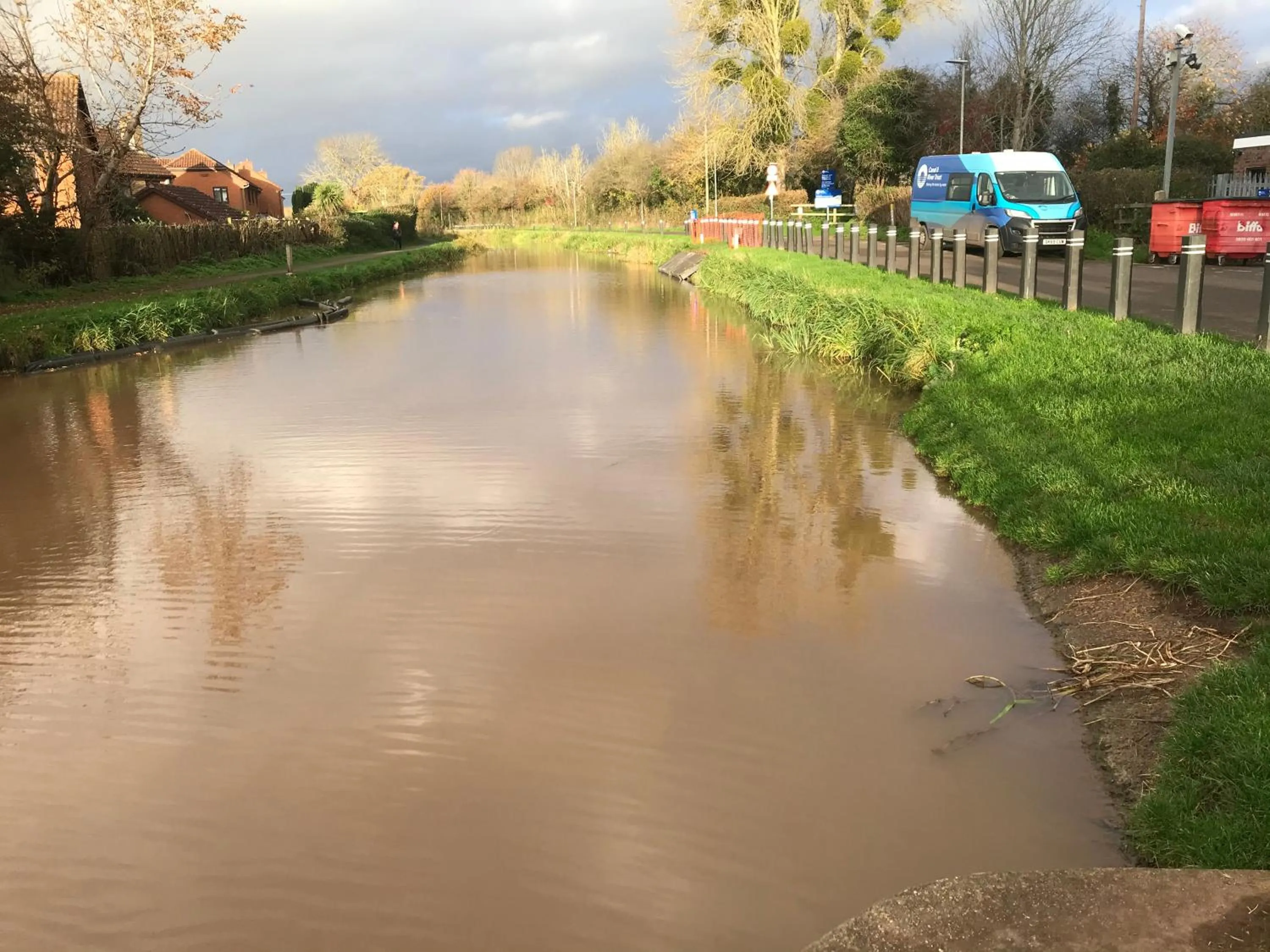 Shepherds Huts Ham Hill, 2 double beds, Bathroom, Lounge, Diner, Kitchen, LOVE dogs & Cats Looking out to lake and by Ham Hill Country Park plus parking for large vehicles available also great deals on workers long term This is the place to relax and BBQ