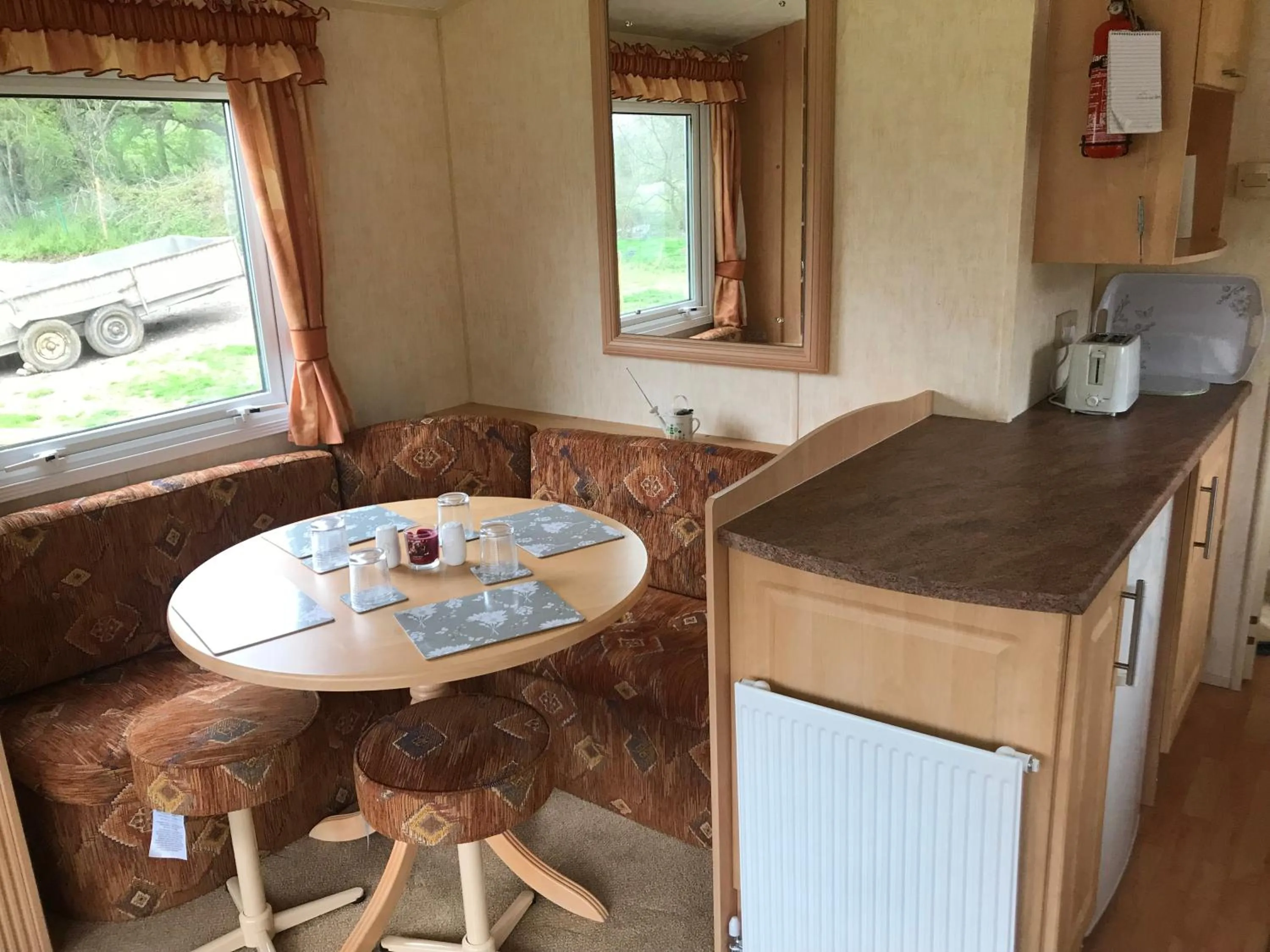 Shepherds Huts Ham Hill, 2 double beds, Bathroom, Lounge, Diner, Kitchen, LOVE dogs & Cats Looking out to lake and by Ham Hill Country Park plus parking for large vehicles available also great deals on workers long term This is the place to relax and BBQ