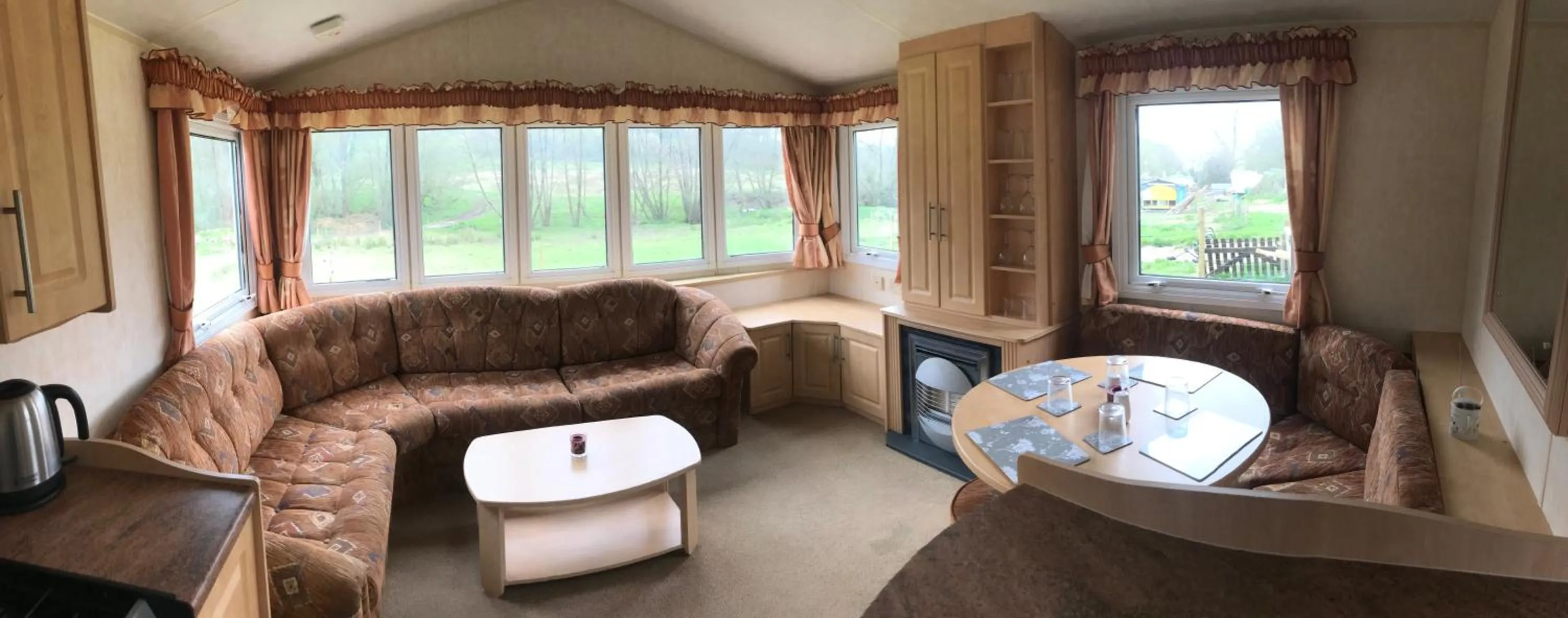 Shepherds Huts Ham Hill, 2 double beds, Bathroom, Lounge, Diner, Kitchen, LOVE dogs & Cats Looking out to lake and by Ham Hill Country Park plus parking for large vehicles available also great deals on workers long term This is the place to relax and BBQ