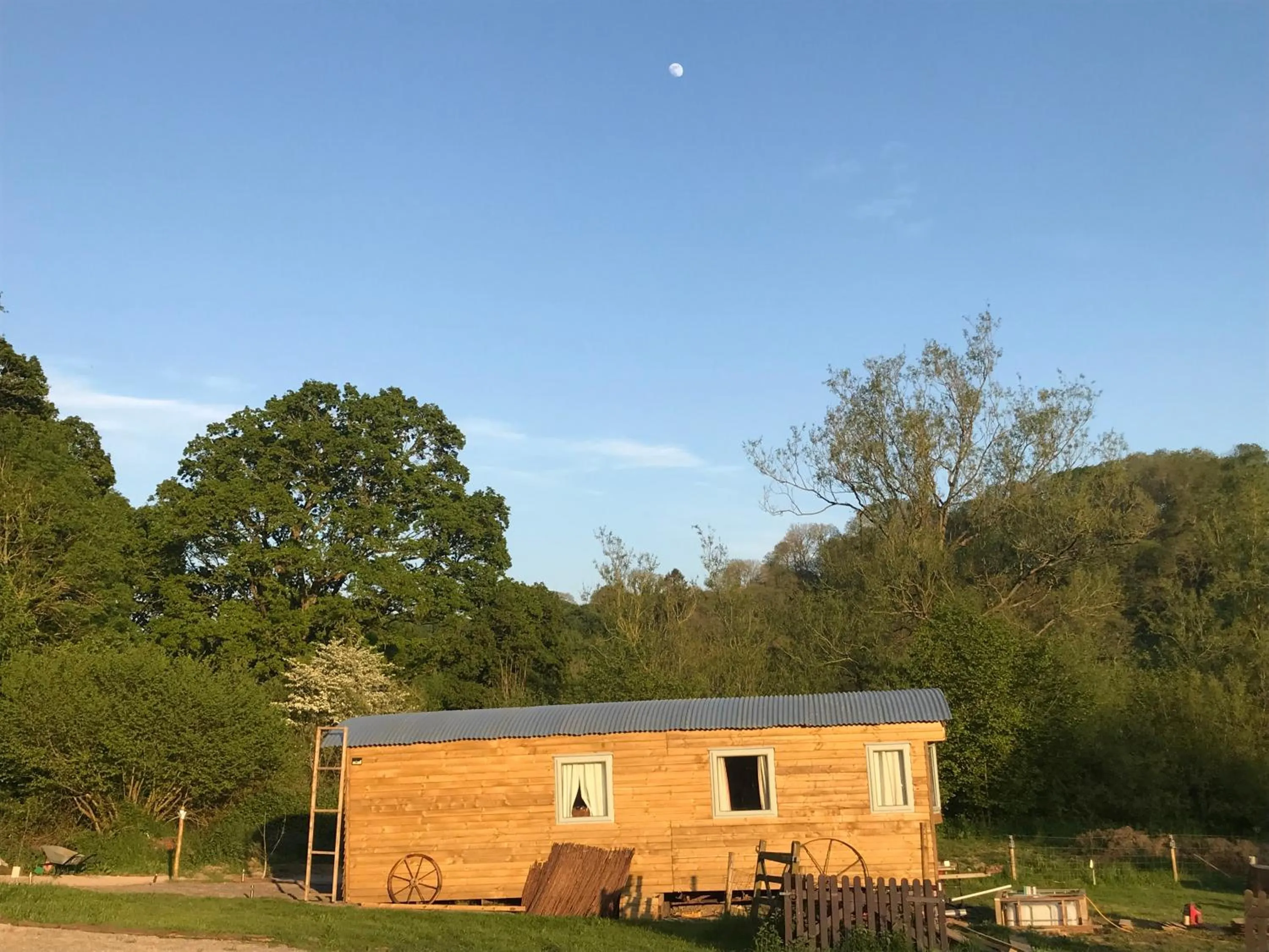 Shepherds Huts Ham Hill, 2 double beds, Bathroom, Lounge, Diner, Kitchen, LOVE dogs & Cats Looking out to lake and by Ham Hill Country Park plus parking for large vehicles available also great deals on workers long term This is the place to relax and BBQ