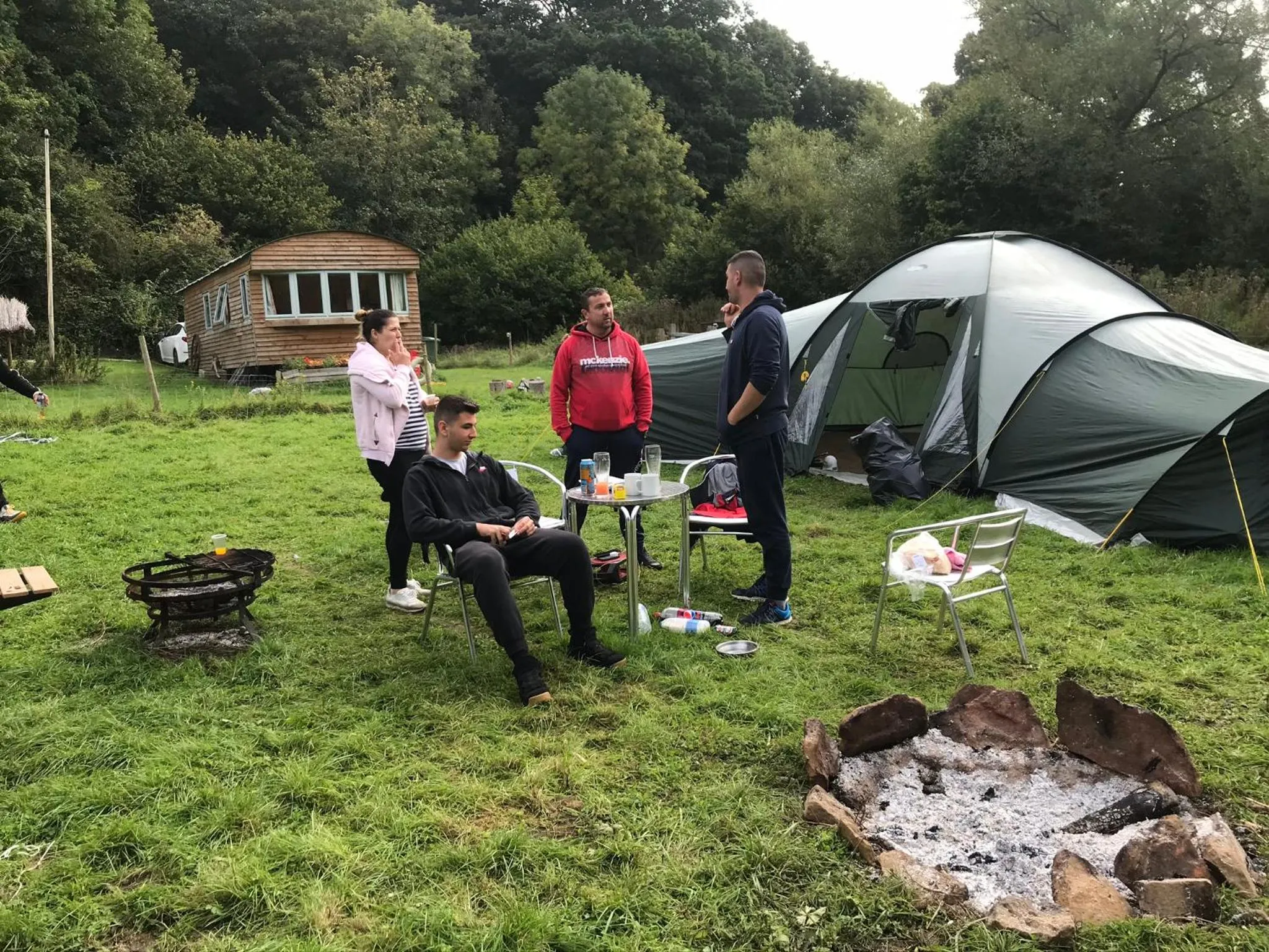 Shepherds Huts Ham Hill, 2 double beds, Bathroom, Lounge, Diner, Kitchen, LOVE dogs & Cats Looking out to lake and by Ham Hill Country Park plus parking for large vehicles available also great deals on workers long term This is the place to relax and BBQ