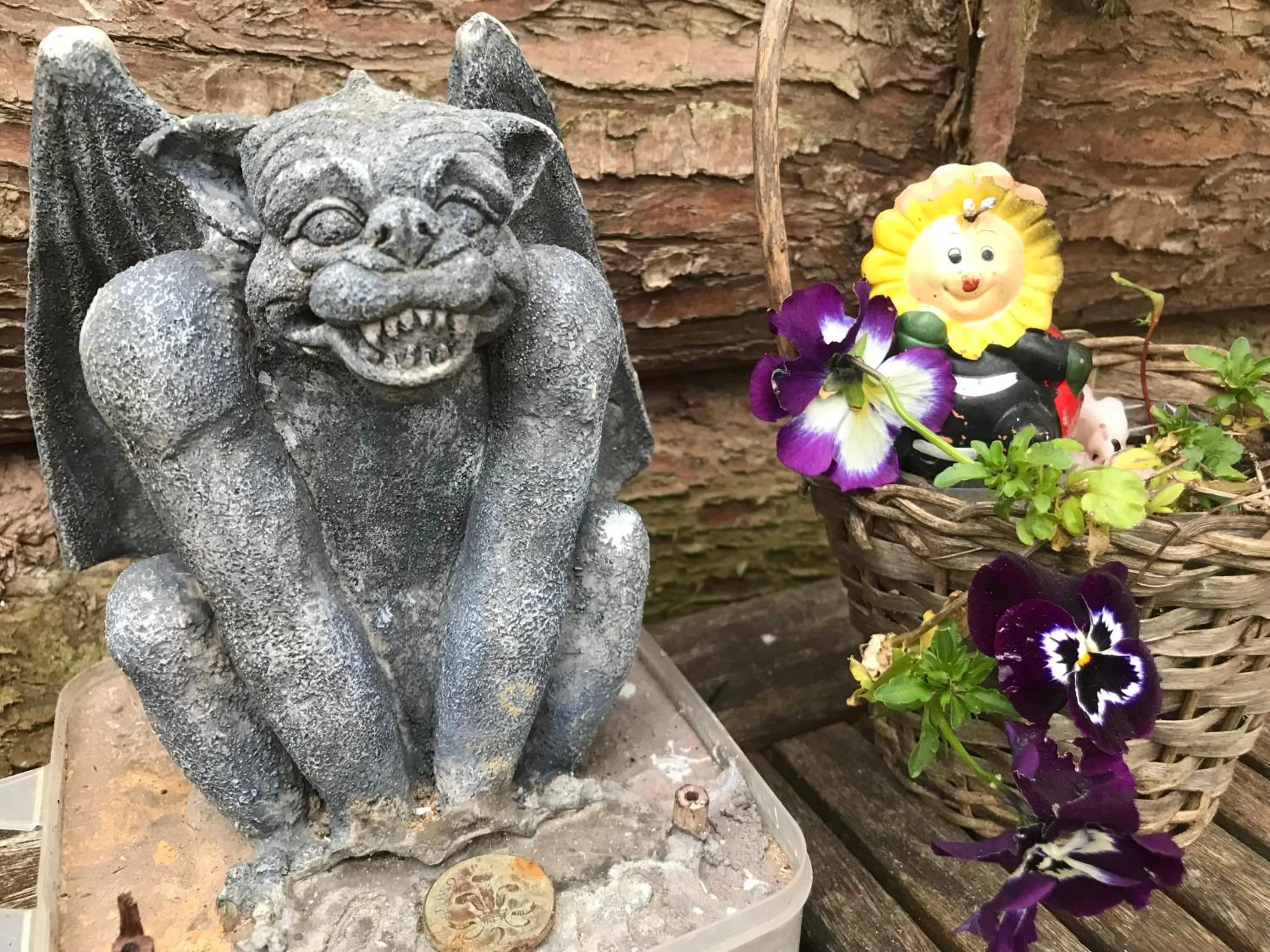 Shepherds Huts Ham Hill, 2 double beds, Bathroom, Lounge, Diner, Kitchen, LOVE dogs & Cats Looking out to lake and by Ham Hill Country Park plus parking for large vehicles available also great deals on workers long term This is the place to relax and BBQ