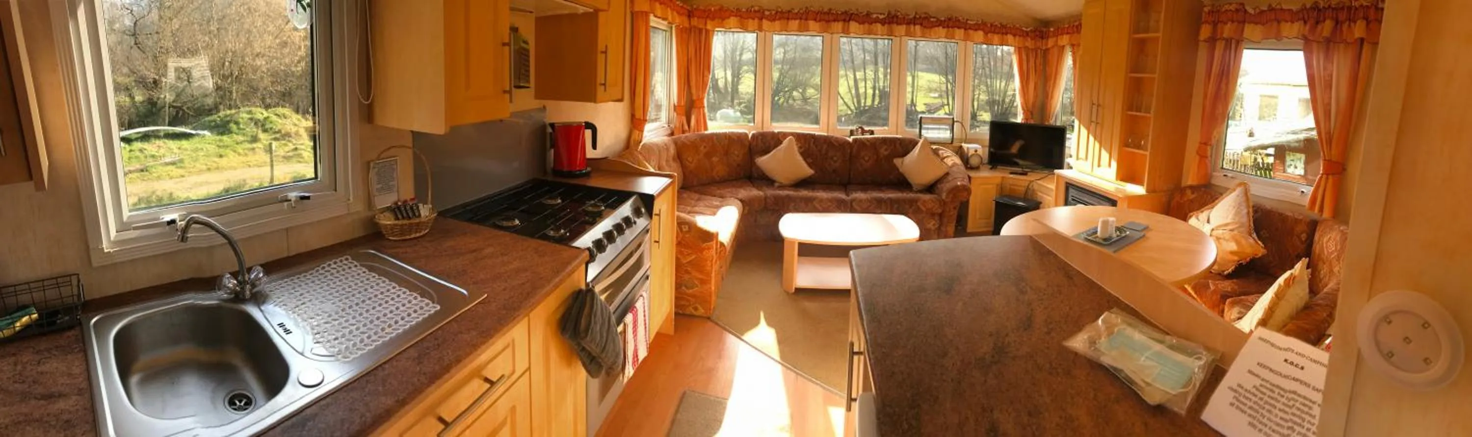 Shepherds Huts Ham Hill, 2 double beds, Bathroom, Lounge, Diner, Kitchen, LOVE dogs & Cats Looking out to lake and by Ham Hill Country Park plus parking for large vehicles available also great deals on workers long term This is the place to relax and BBQ
