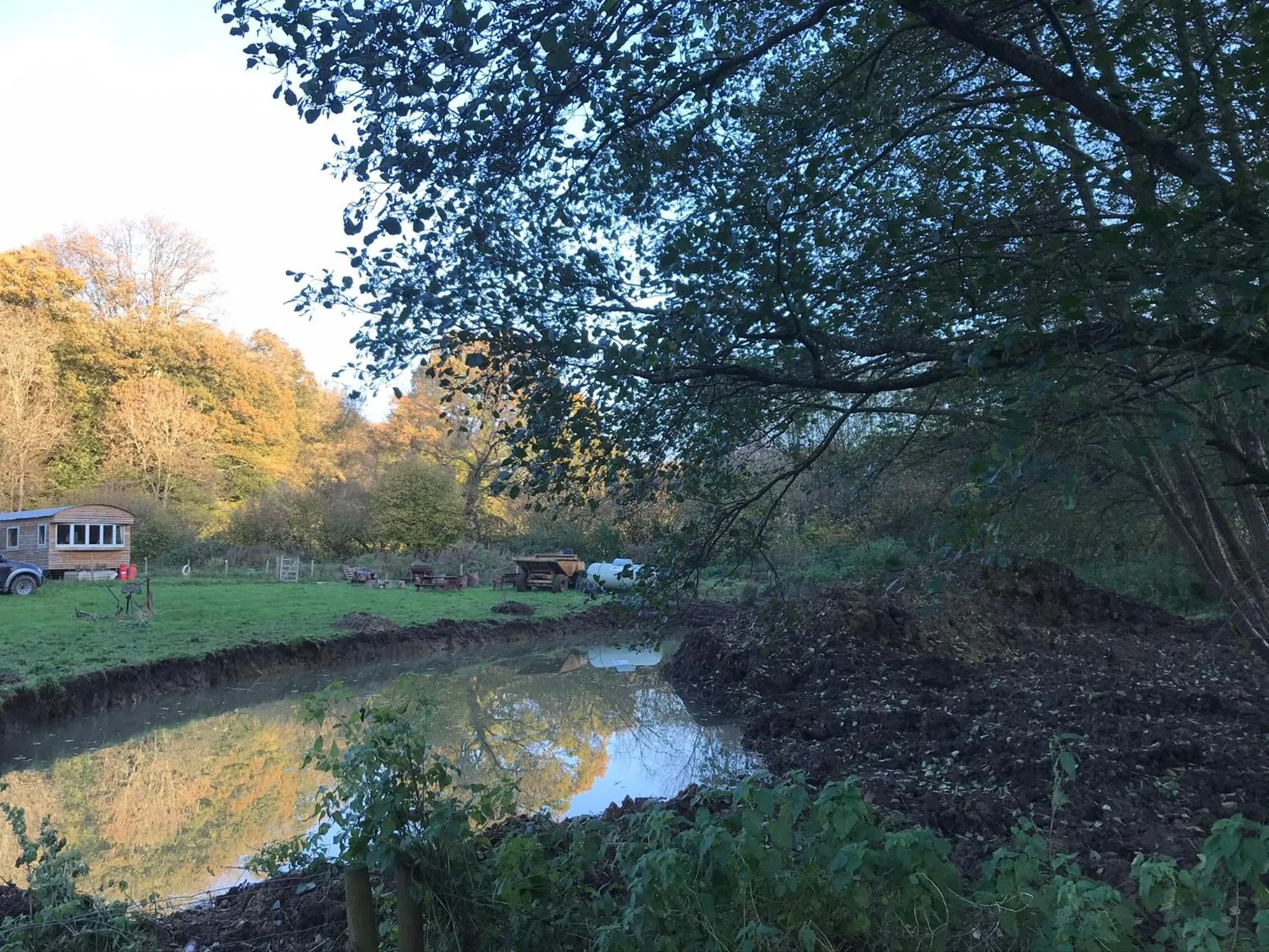 Shepherds Huts Ham Hill, 2 double beds, Bathroom, Lounge, Diner, Kitchen, LOVE dogs & Cats Looking out to lake and by Ham Hill Country Park plus parking for large vehicles available also great deals on workers long term This is the place to relax and BBQ