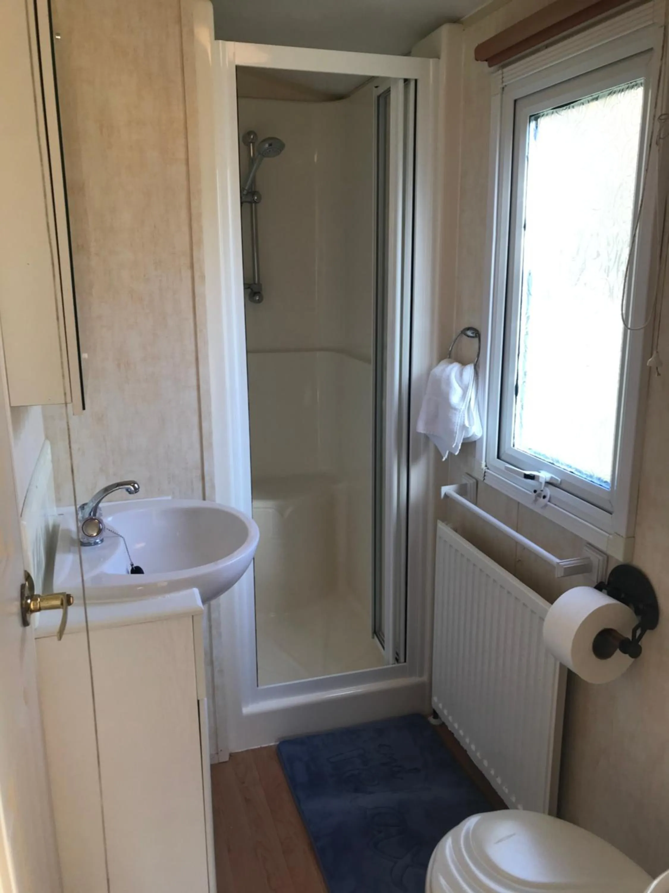 Shepherds Huts Ham Hill, 2 double beds, Bathroom, Lounge, Diner, Kitchen, LOVE dogs & Cats Looking out to lake and by Ham Hill Country Park plus parking for large vehicles available also great deals on workers long term This is the place to relax and BBQ