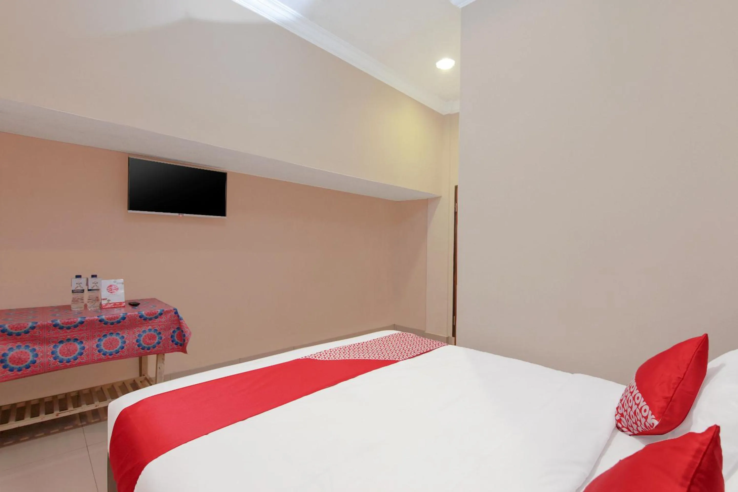 Bedroom, TV/Entertainment Center in OYO 799 Hotel Dieng
