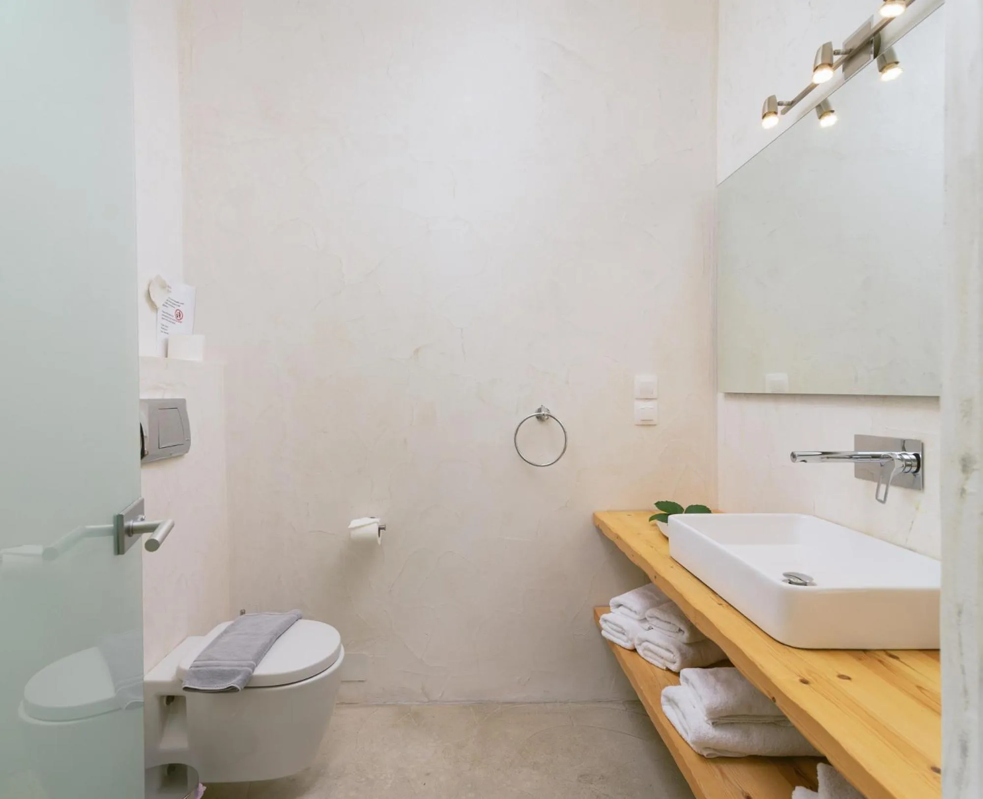 Die Zwei Brüder Art & Suites