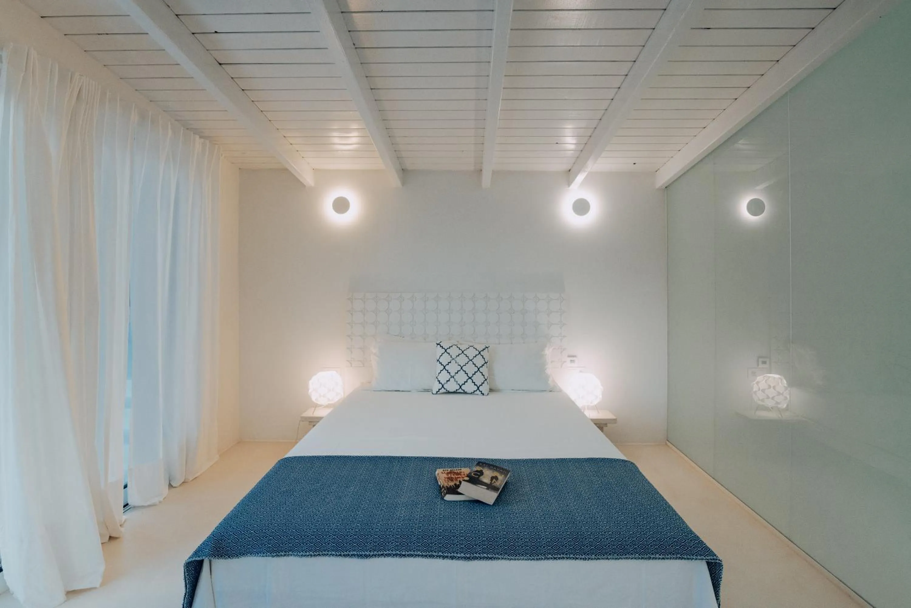 Bed in Die Zwei Brüder Art & Suites