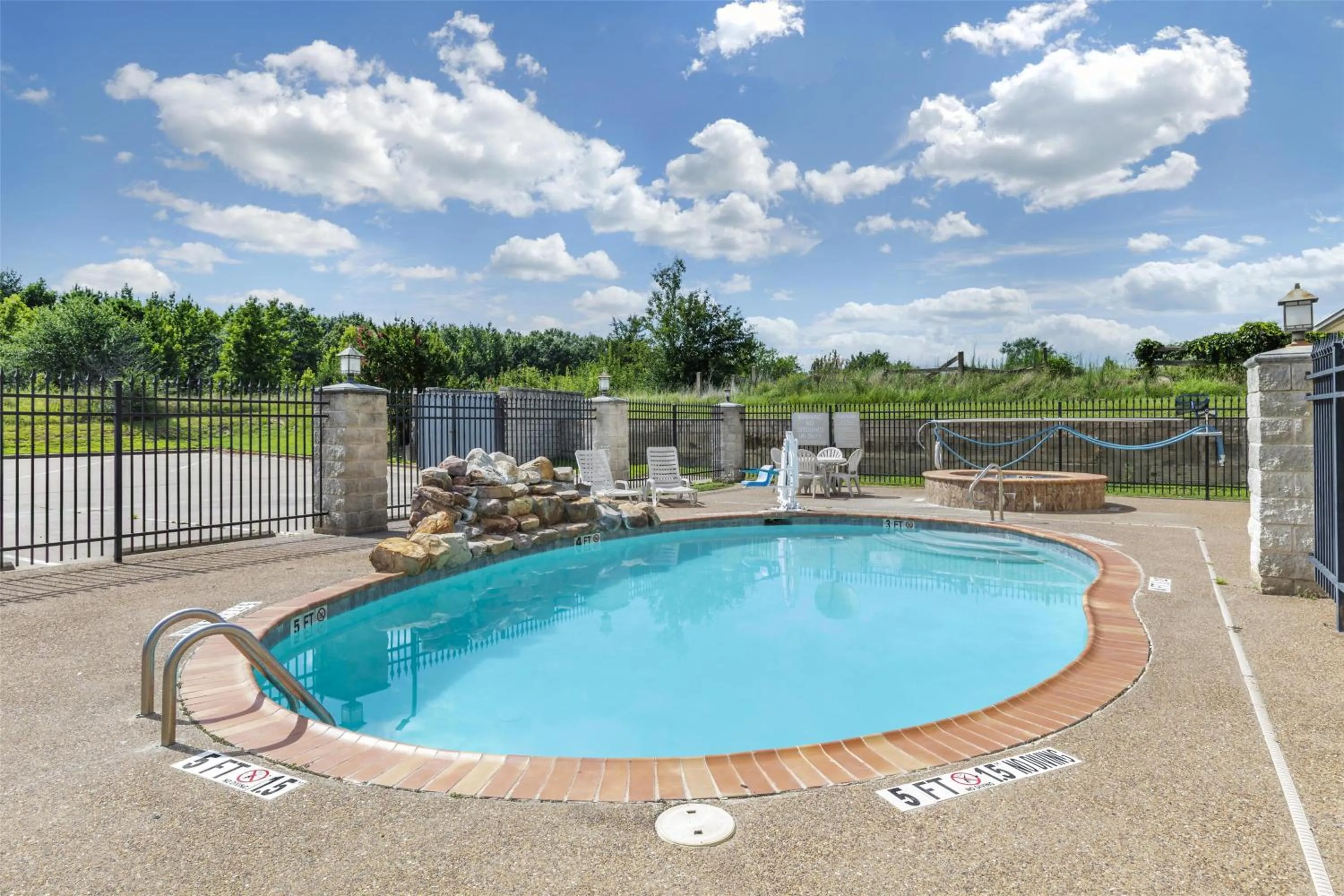 Pool view in Best Western Mineola Inn