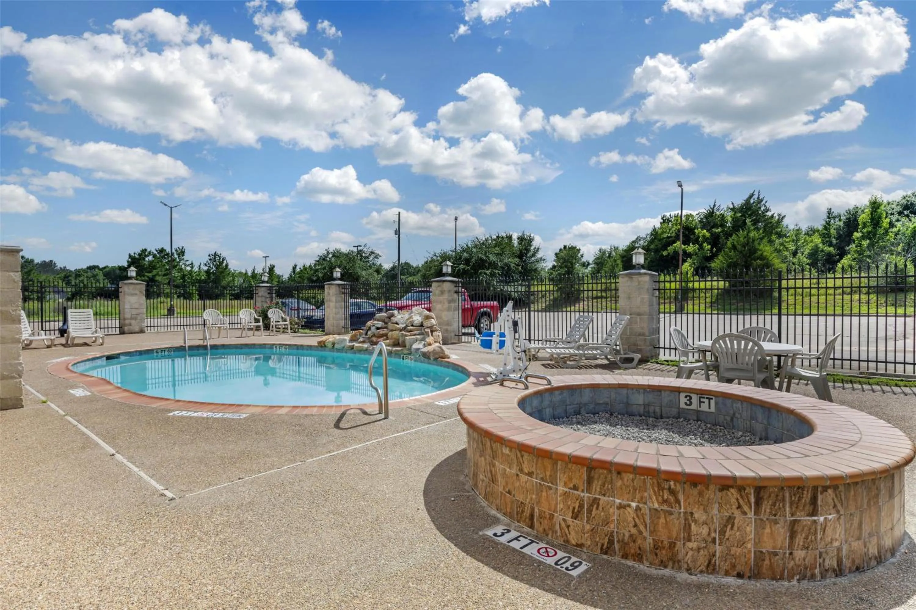 Pool view in Best Western Mineola Inn