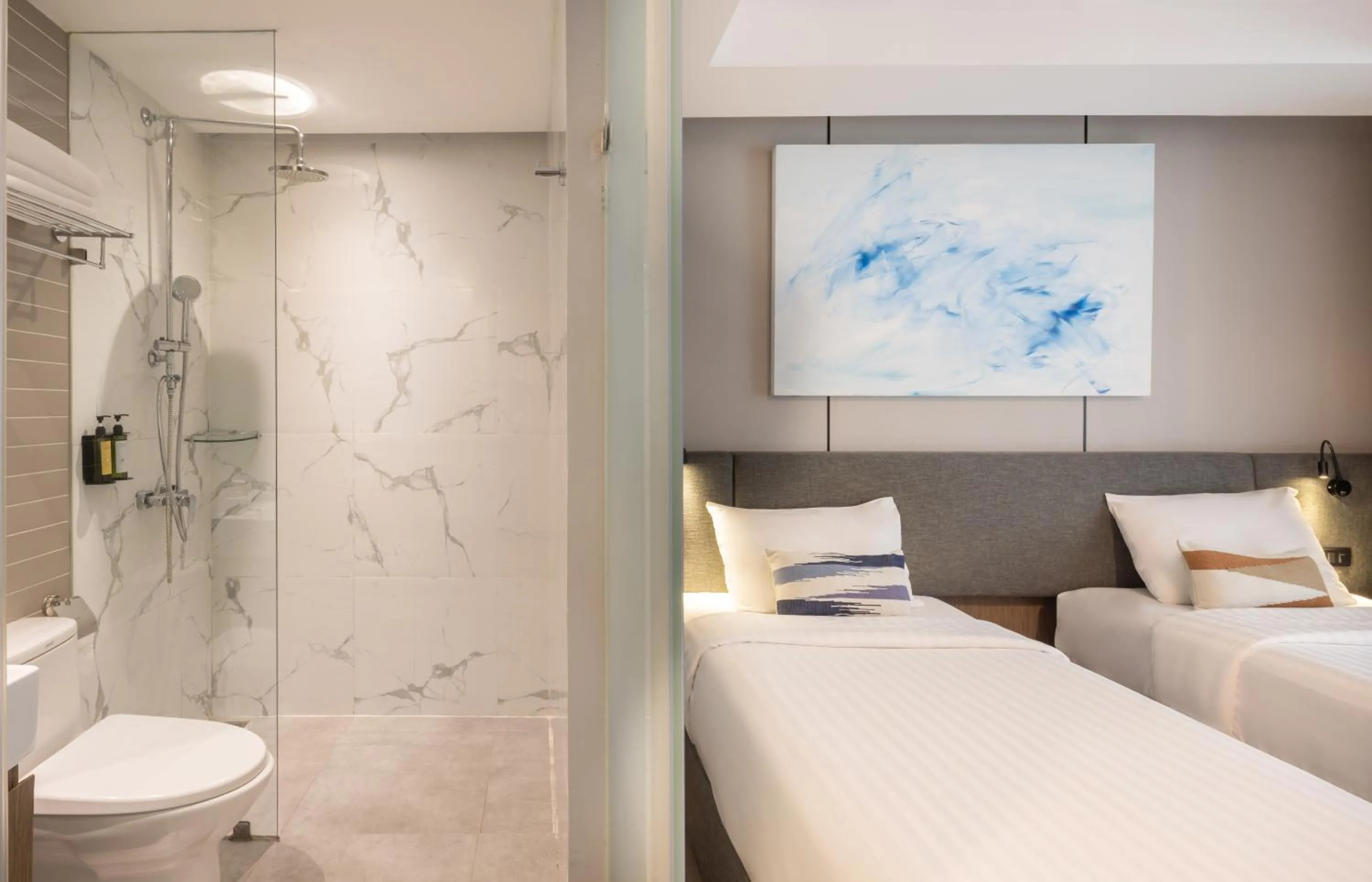 Toilet, Bed in SOVA Hotel Bangkok