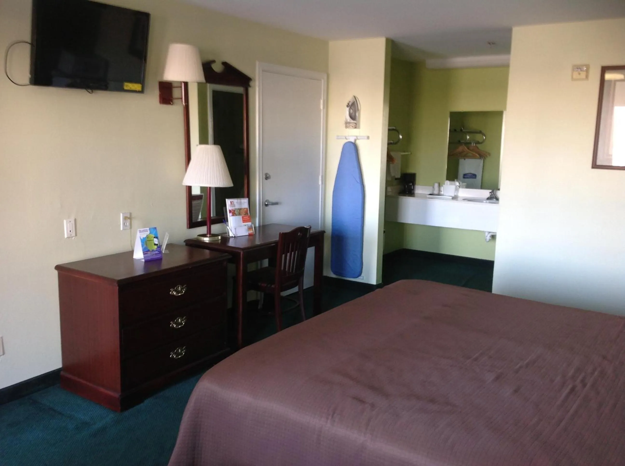 Bed in Howard Johnson by Wyndham Grand Prairie Near Lone Star Park