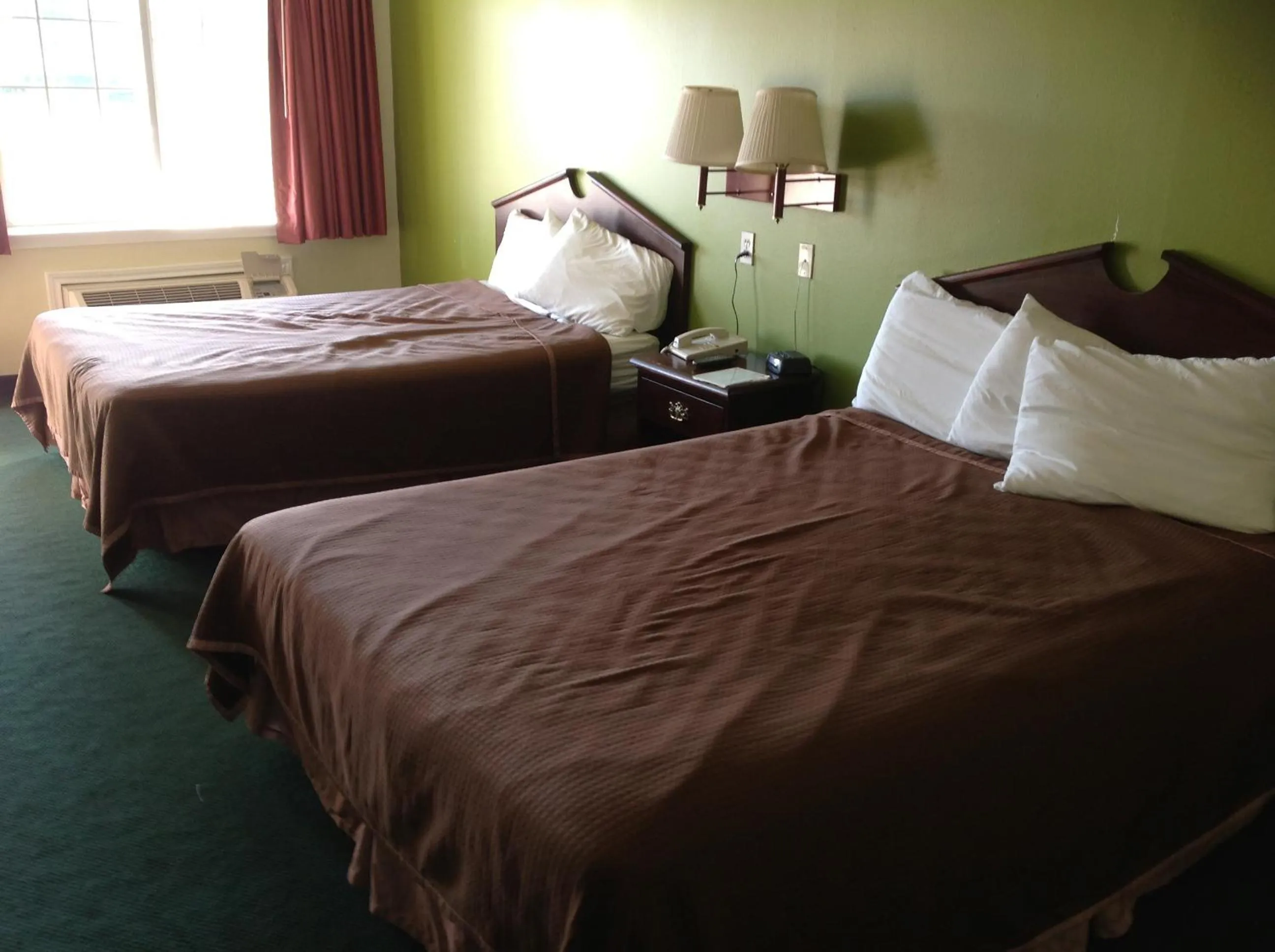 Bed in Howard Johnson by Wyndham Grand Prairie Near Lone Star Park