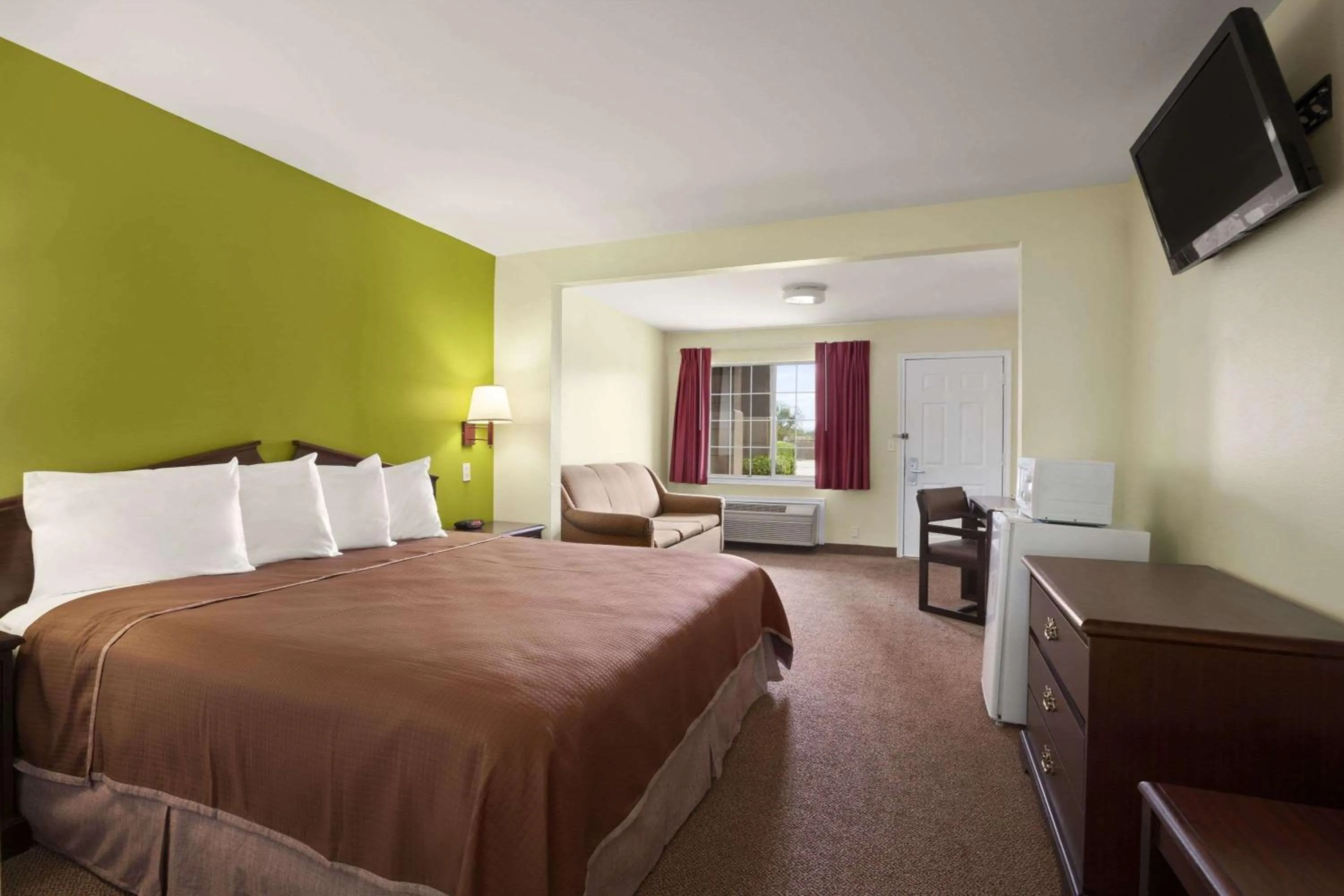 Photo of the whole room, Bed in Howard Johnson by Wyndham Grand Prairie Near Lone Star Park