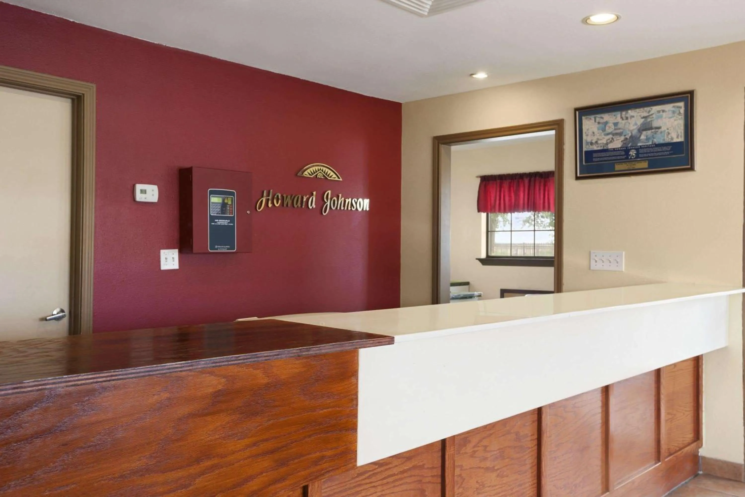 Lobby or reception in Howard Johnson by Wyndham Grand Prairie Near Lone Star Park