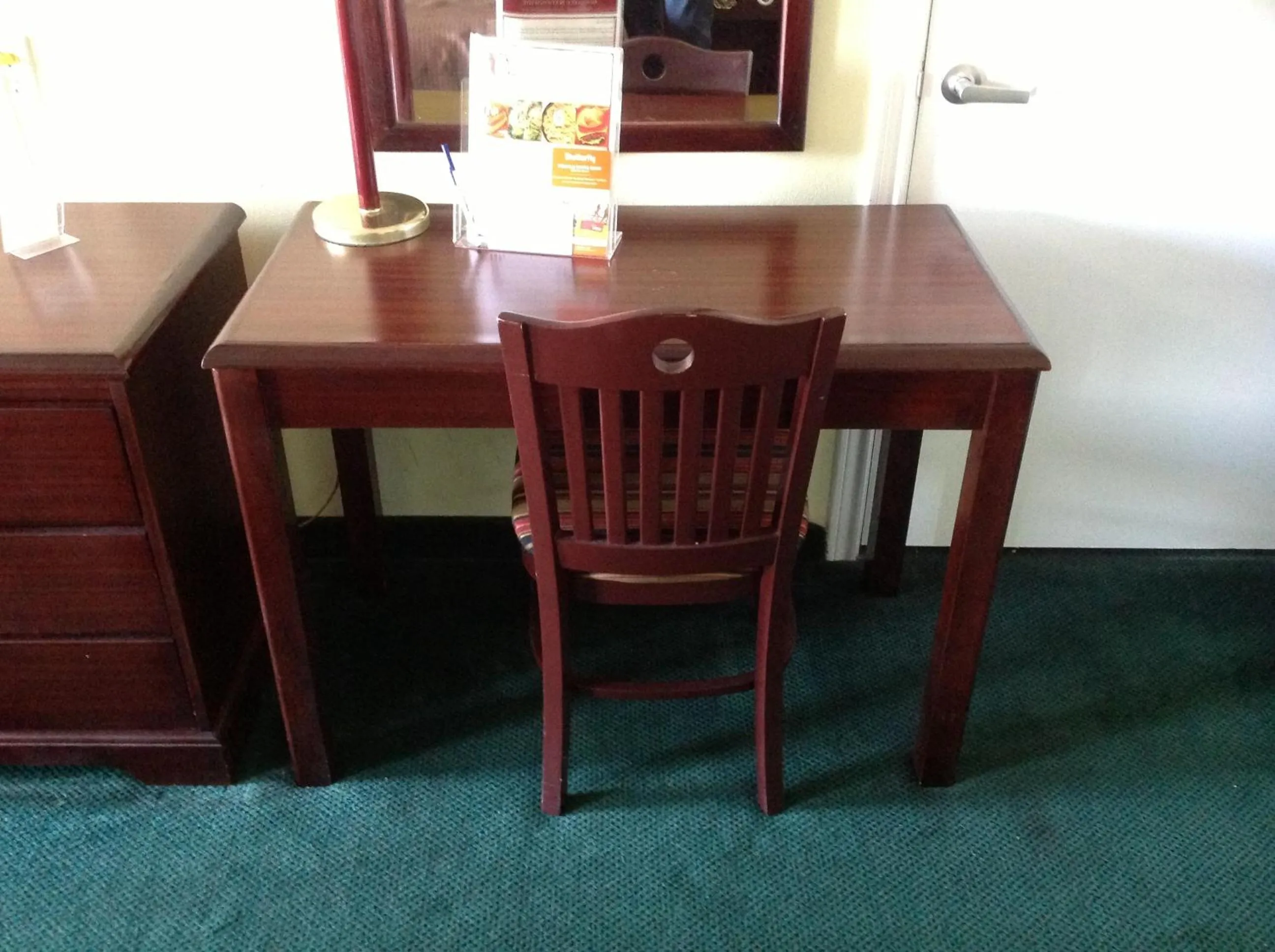 Seating area in Howard Johnson by Wyndham Grand Prairie Near Lone Star Park