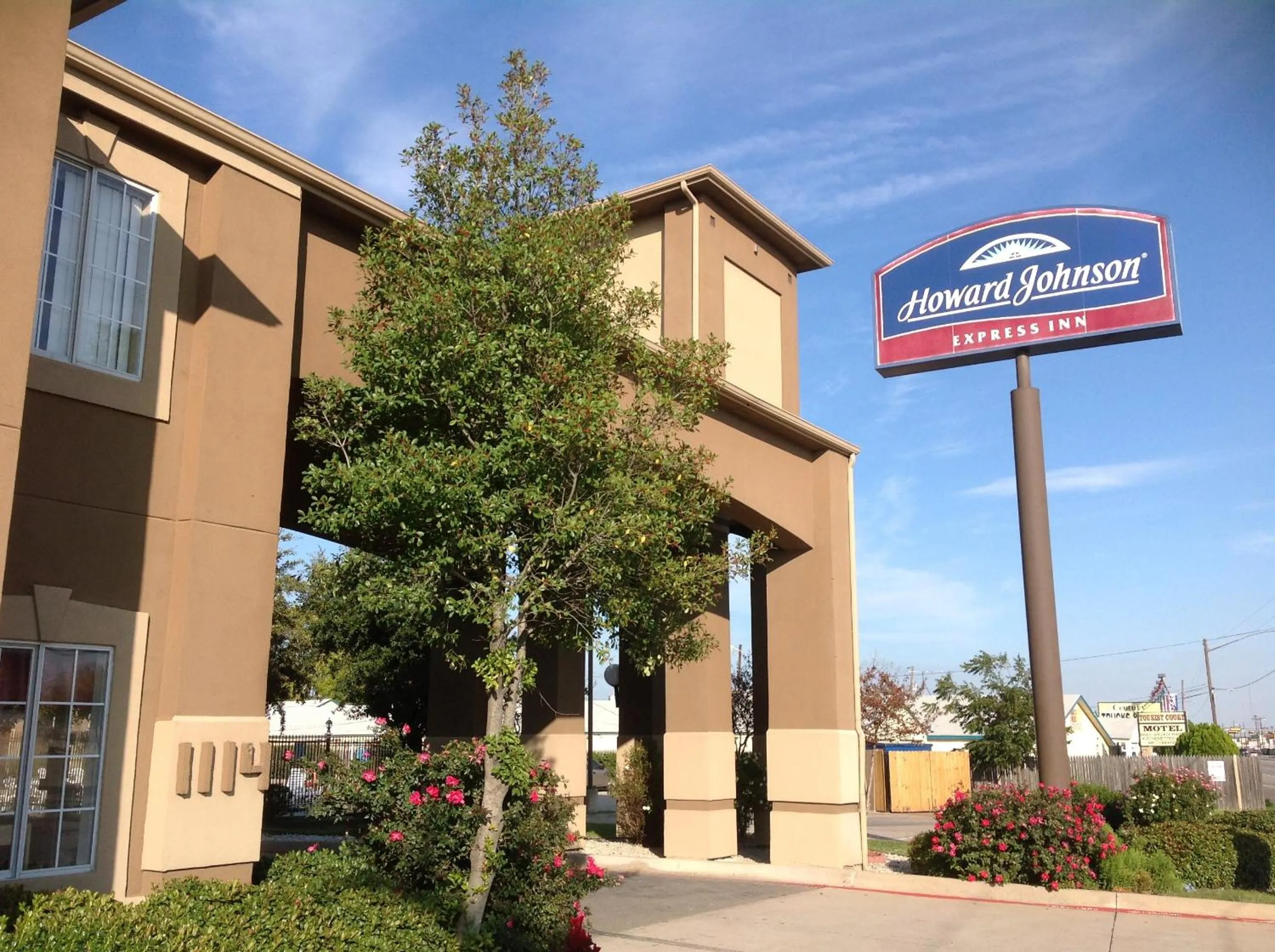 Facade/entrance in Howard Johnson by Wyndham Grand Prairie Near Lone Star Park