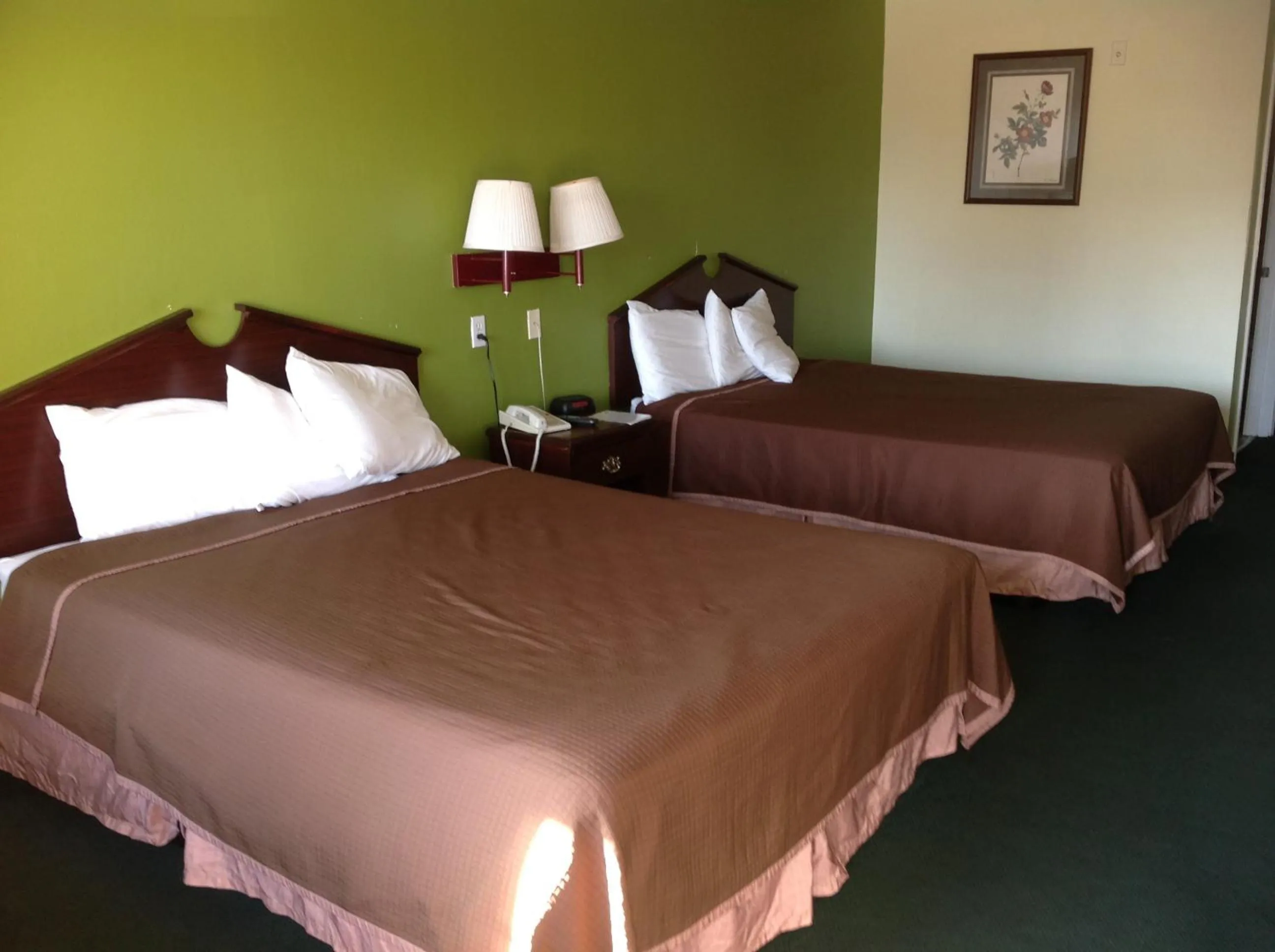 Bed in Howard Johnson by Wyndham Grand Prairie Near Lone Star Park