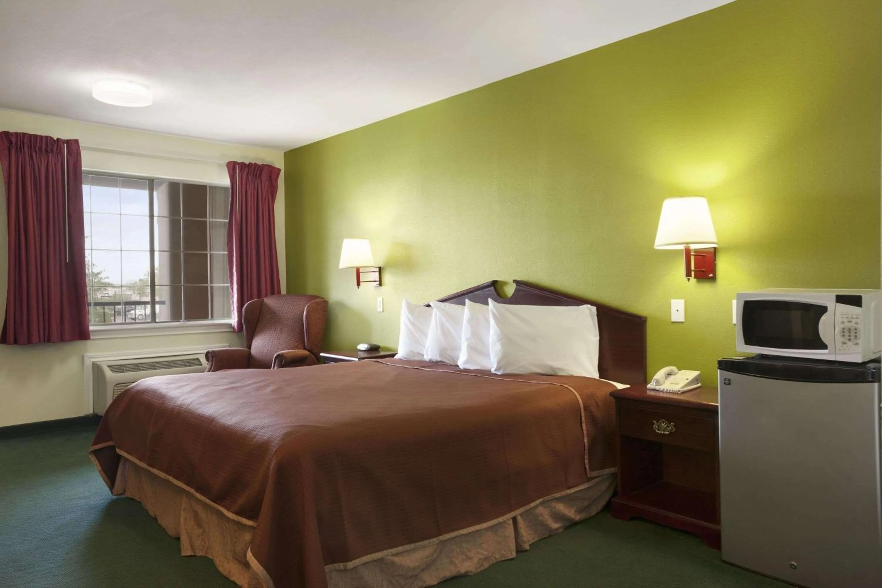 Photo of the whole room, Bed in Howard Johnson by Wyndham Grand Prairie Near Lone Star Park