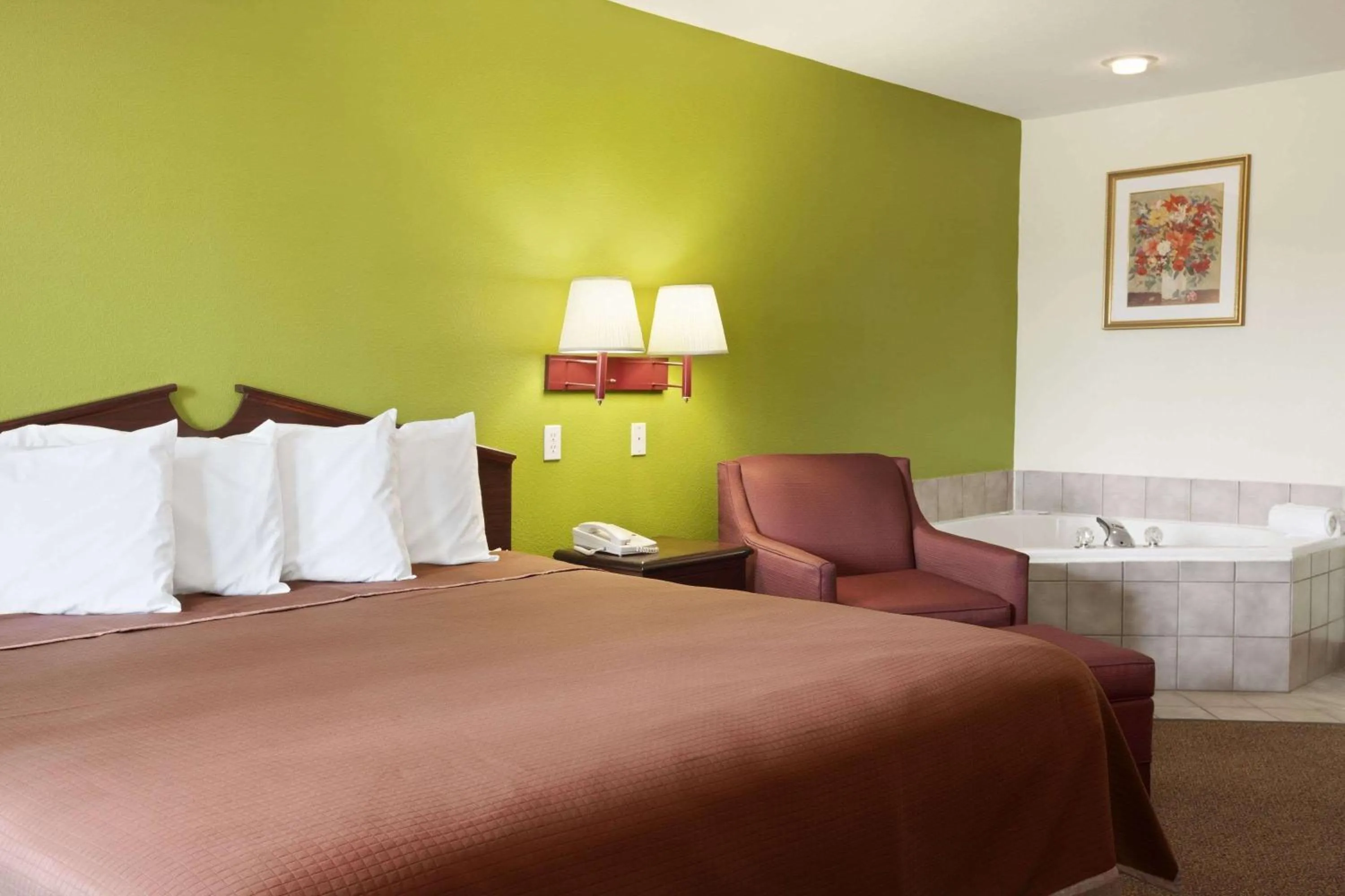 Photo of the whole room, Bed in Howard Johnson by Wyndham Grand Prairie Near Lone Star Park