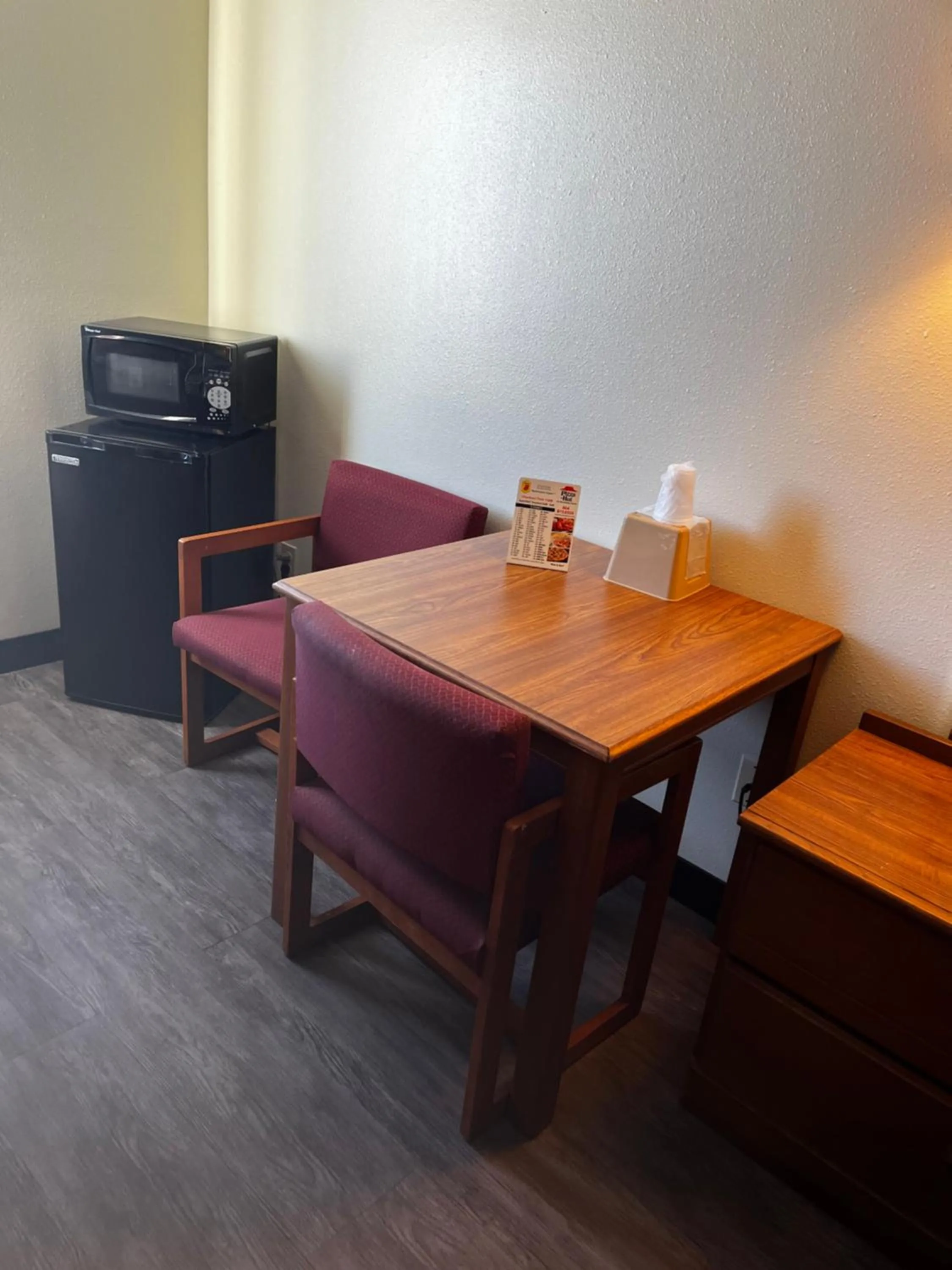 Bedroom in Super 8 by Wyndham Smithville Kansas City