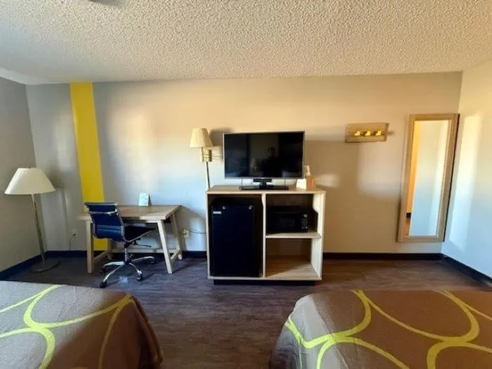 Super 8 by Wyndham Smithville Kansas City